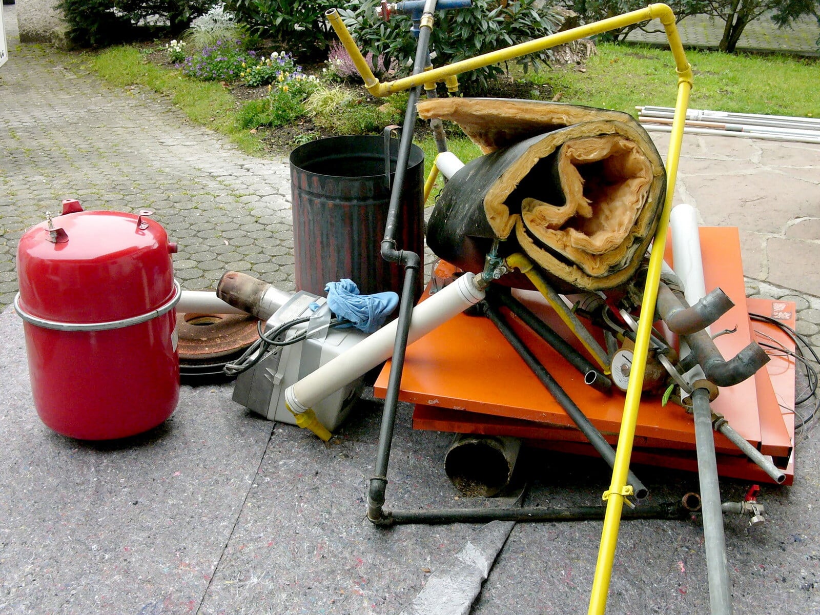 Bei der Modernisierung eines Mehrfamilienhauses können die Kosten je nach Maßnahmen und weiteren Faktoren wie Gebäudezustand und Standort sehr unterschiedlich sein.