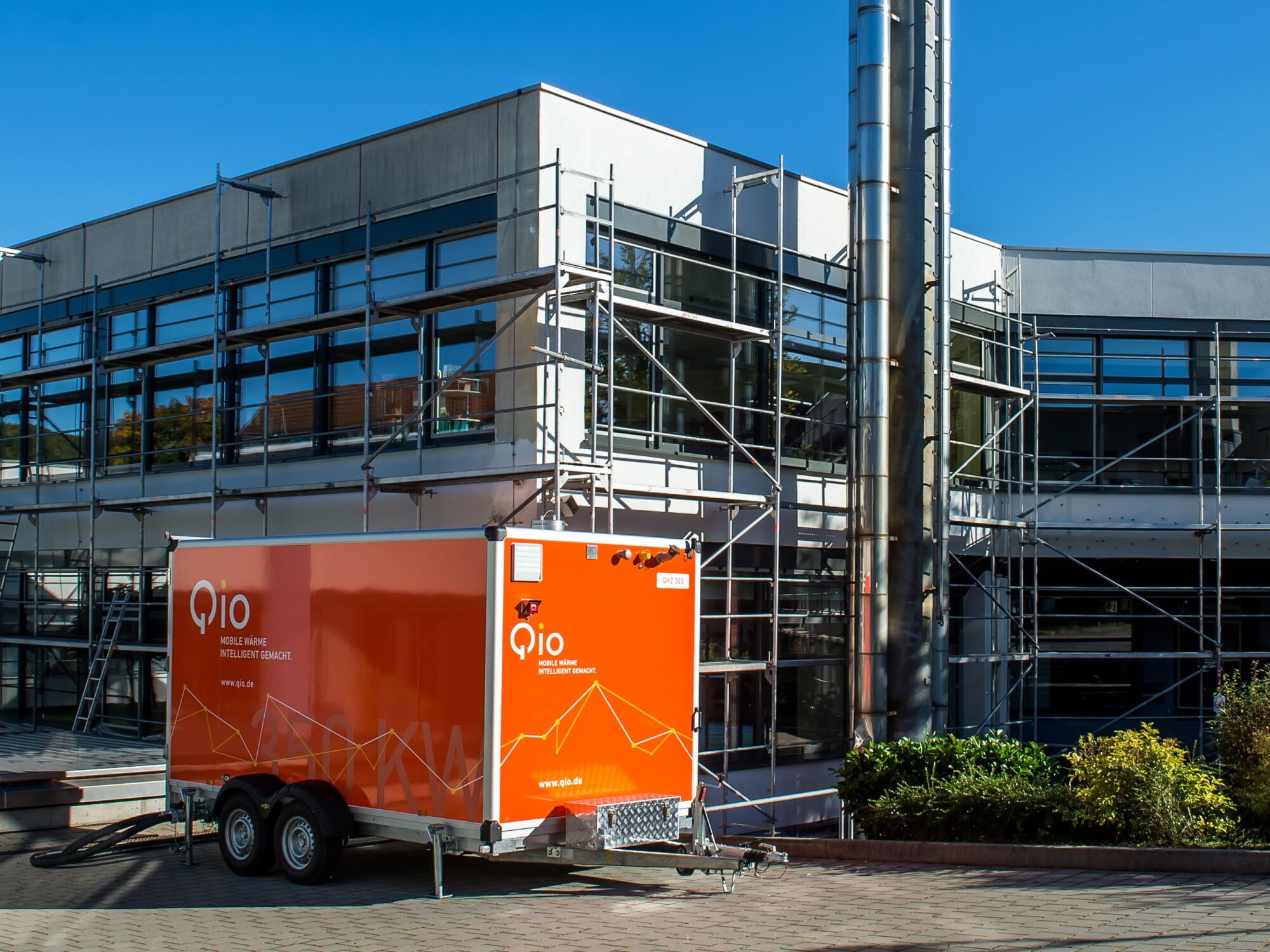 Es gibt viele Einsatzbereiche für mobile Heizzentralen, etwa bei der Sanierung von Heizsystemen oder der Estrichtrocknung. Im Bild: Modell QHZ 350