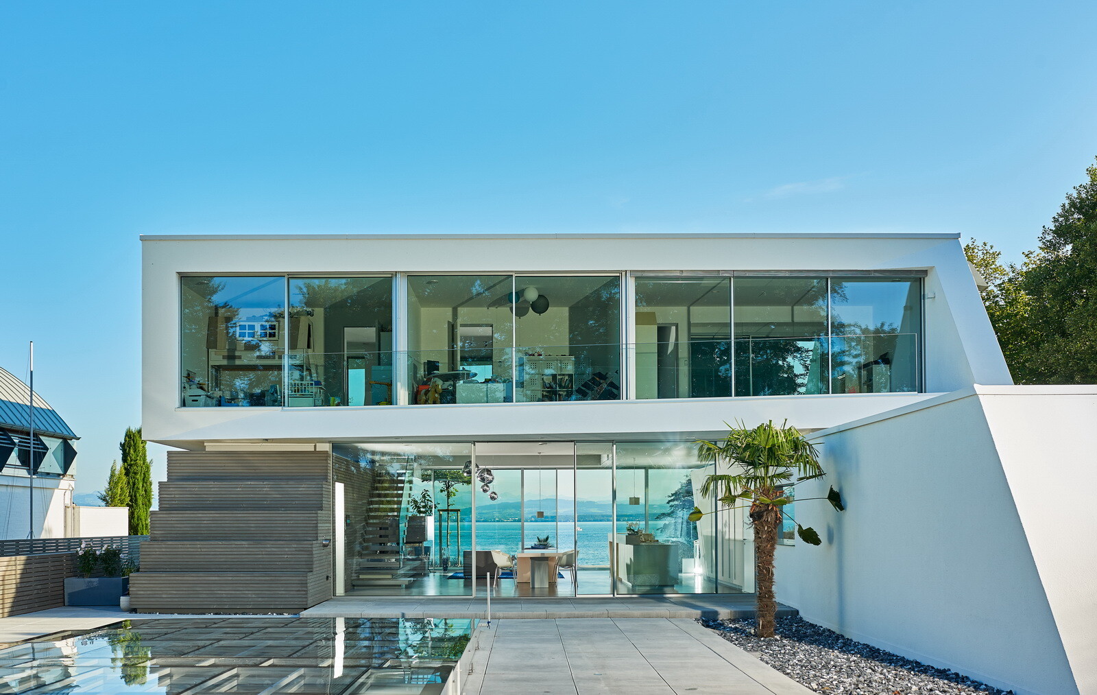 Das Indoor-Schwimmbecken des Vorgängerbaus ist nun ein Pool, von dem aus man durch das Haus auf den Bodensee blickt.