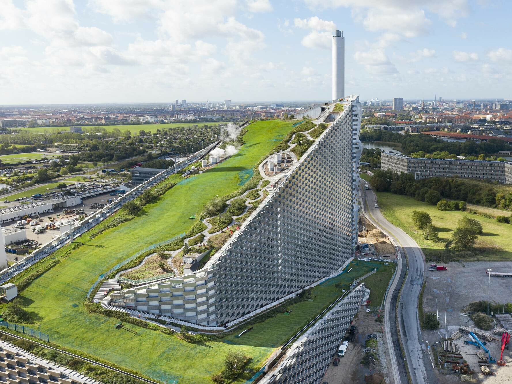Der Copenhill ist ein neues Wahrzeichen Kopenhagens und zugleich eine nach Plänen von BIG Bjarke Ingels Group und SLA Landschaftsarchitektur entstandene Müllverbrennungsanlage.