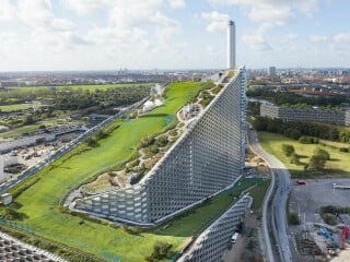 Der Copenhill ist ein neues Wahrzeichen Kopenhagens und zugleich eine nach Plänen von BIG Bjarke Ingels Group und SLA Landschaftsarchitektur entstandene Müllverbrennungsanlage.