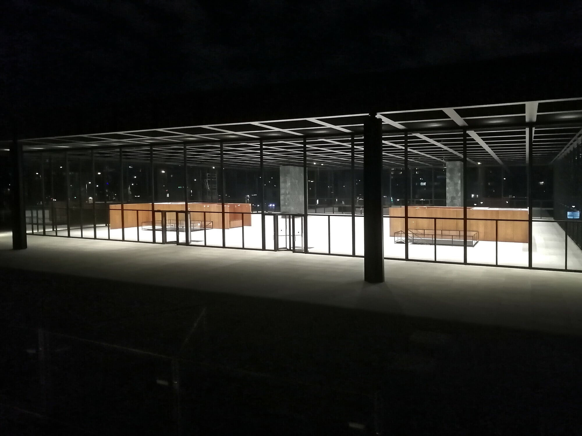 Bereits bei der Erbauung wies die charakteristische Fassade der Neuen Nationalgalerie baukonstruktive Fehler auf, die nach 50 Jahren Nutzungszeit zu einer Beeinträchtigung der Verkehrssicherheit führten. 