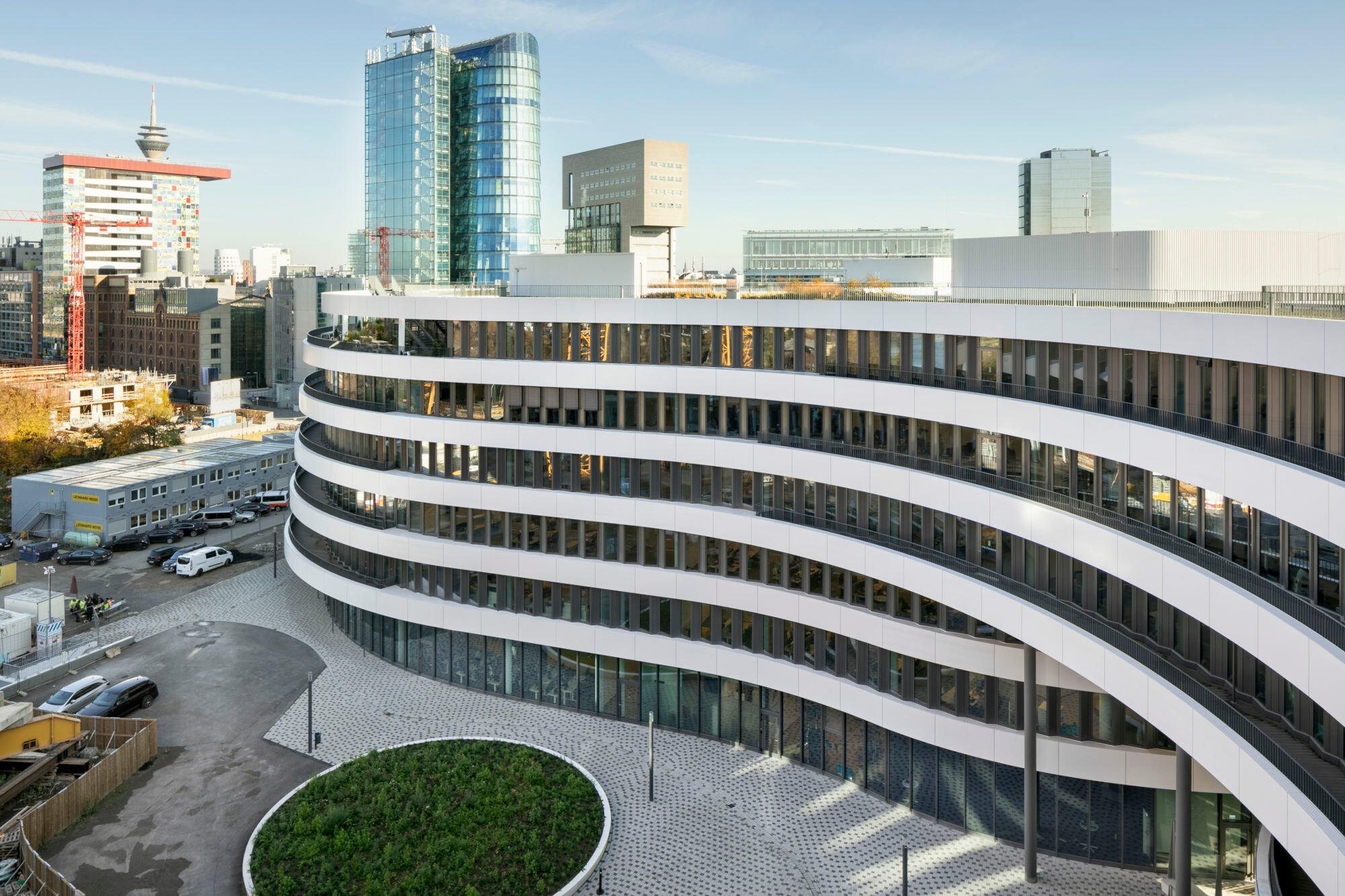 Die geschwungene weiße Bandfassade wird zum Blickfang.
