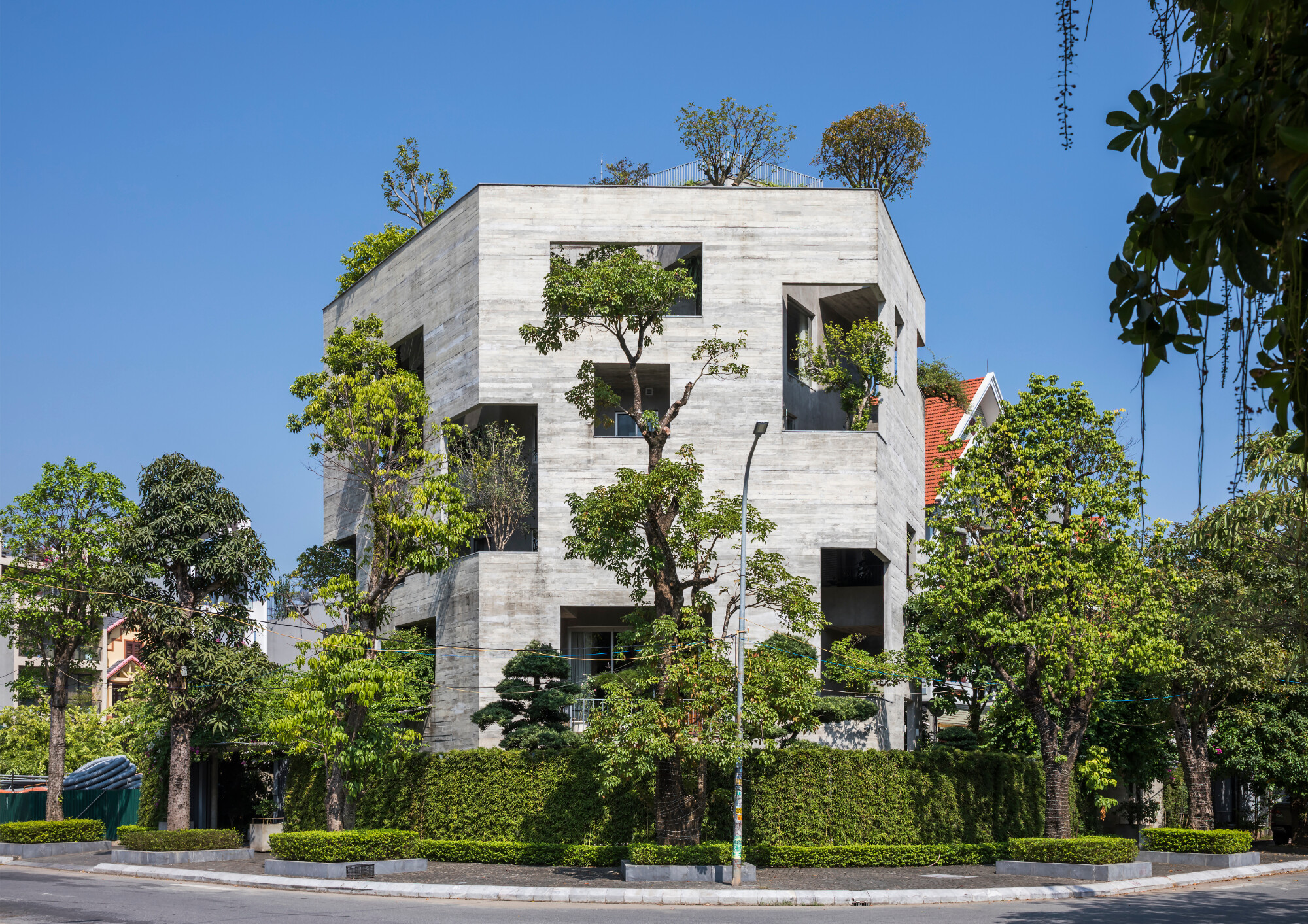 Das fünfgeschossige Wohnhaus sitzt auf fünfeckigem Grundriss. 