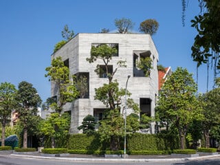 Die Ha Long Villa nach den Plänen des Architekturbüros Vo Trong Nghia sitzt nahe der Küste der gleichamigen Bucht im Nordosten Vietnams.