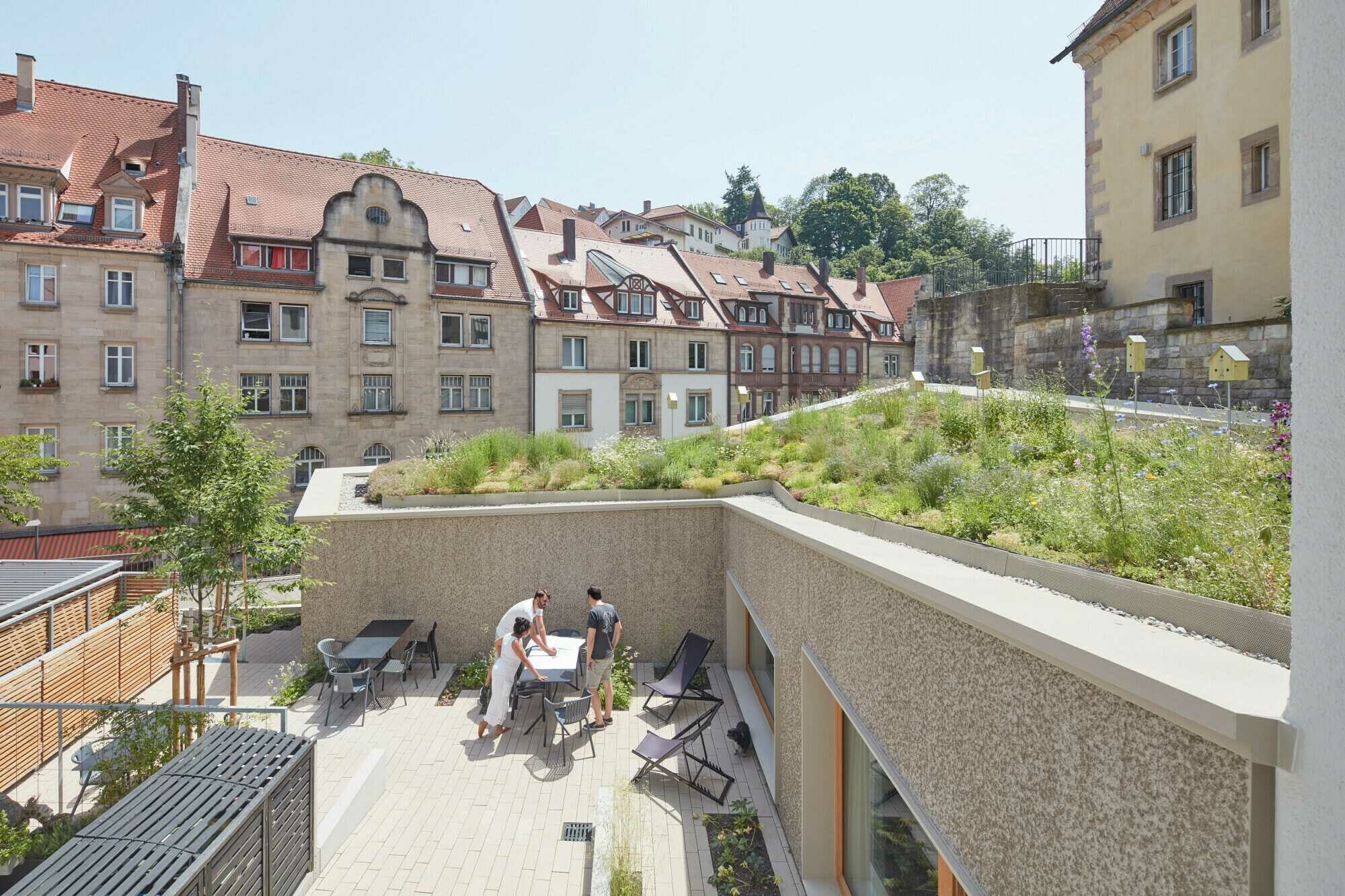 Mit dem Neubau ist es dem planenden Team gelungen, die Vergangenheit des Ortes aufzugreifen, ohne dabei auf architektonische Eigenständigkeit zu verzichten. 
