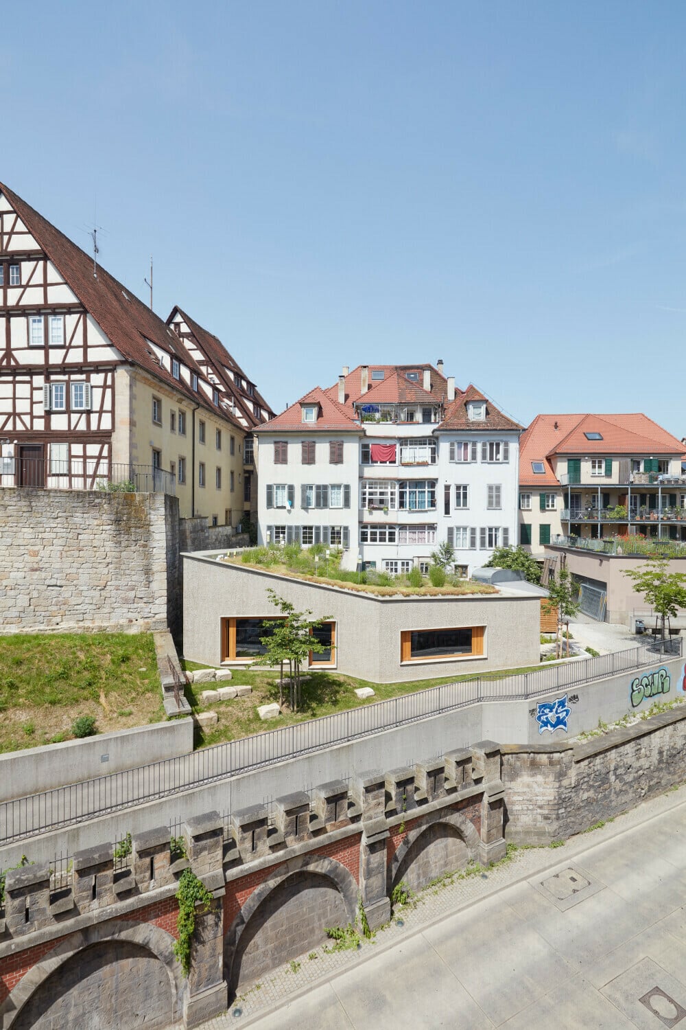 Die historischen Grünanlage Schulbergterrassen wird im Osten von der mittelalterlichen Stadtmauer begrenzt und ist von einem steilen Hang gekennzeichnet.