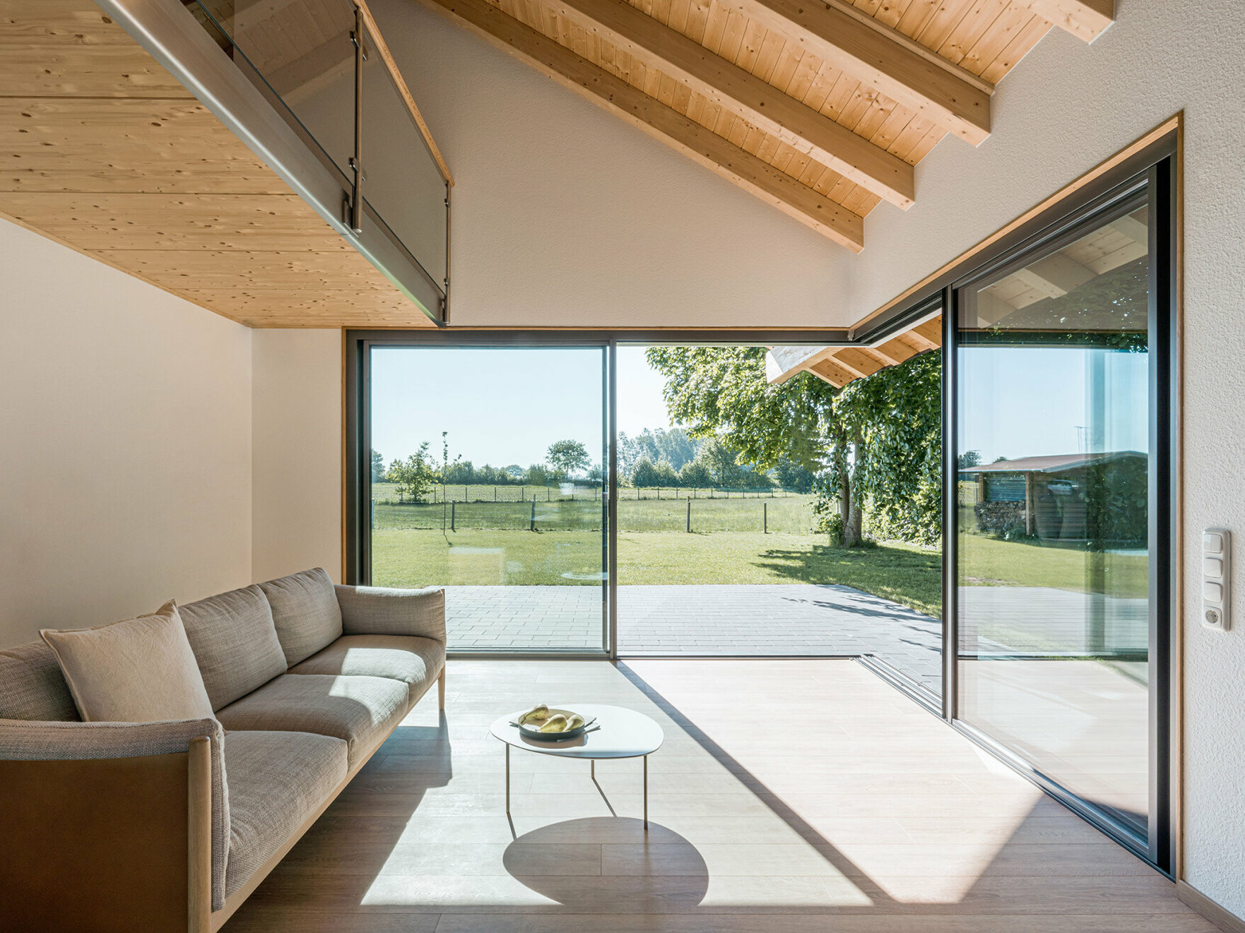 Möglichst viel Transparenz: Das Schiebefenstersystem cero von Solarlux fasst bis zu 15 m² großen Glasflächen, wobei die Profile aus Aluminium eine Ansichtsbreite von lediglich 34 mm haben.