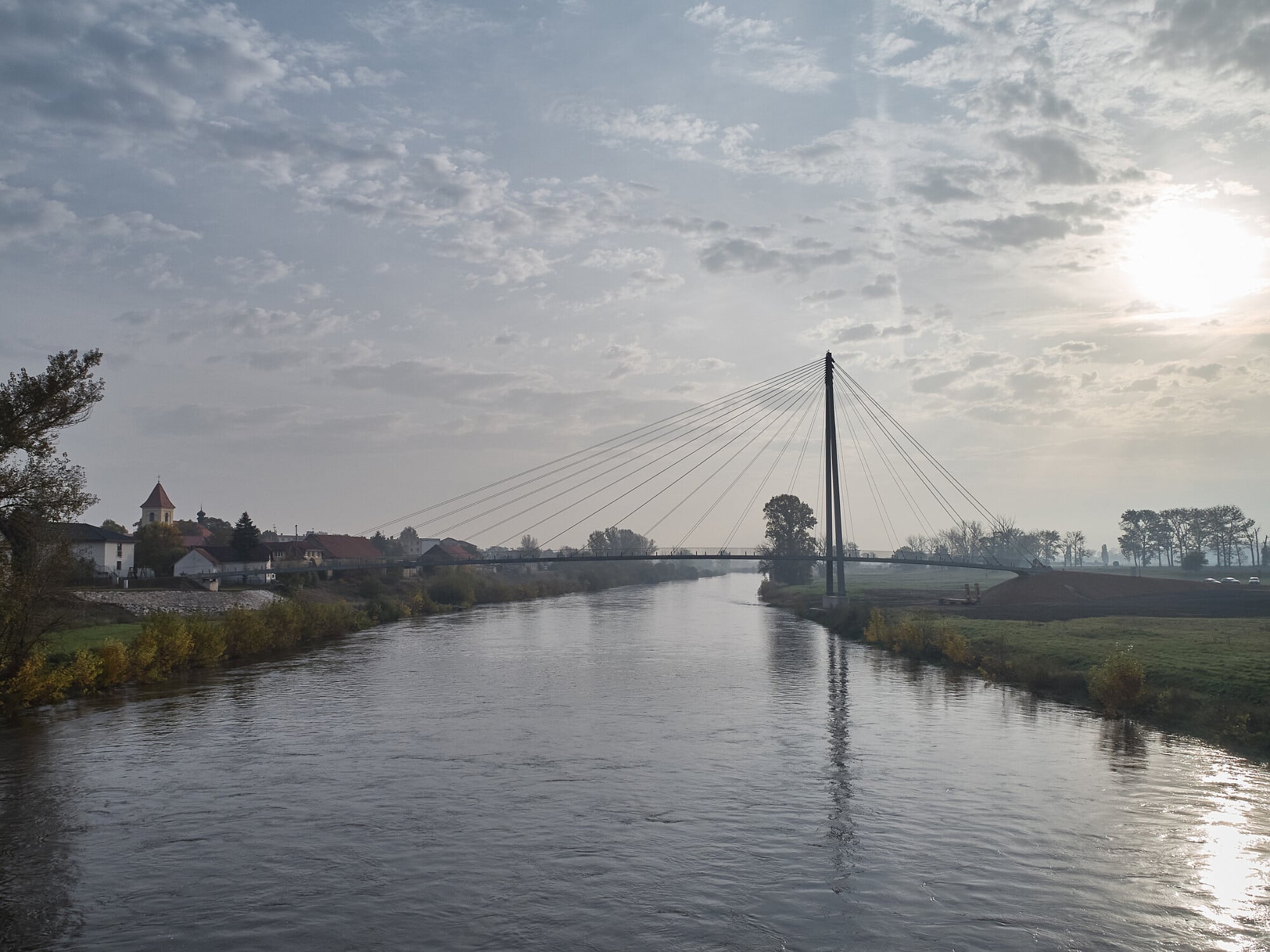 Ein Team aus Architekten und Ingenieuren – Petr Tej, Marek Blank und Jan Mourek – zeichnete für Entwurf und Planung der Brücke in Luzec nad Vltavou verantwortlich.