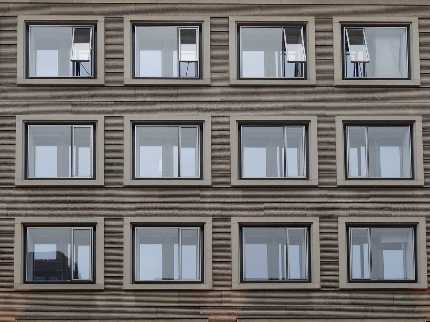 Mit dem Lüften im Wohnungsbau befassen sich die 174-seitige Studie und das 13 Seiten umfassende Merkblatt.