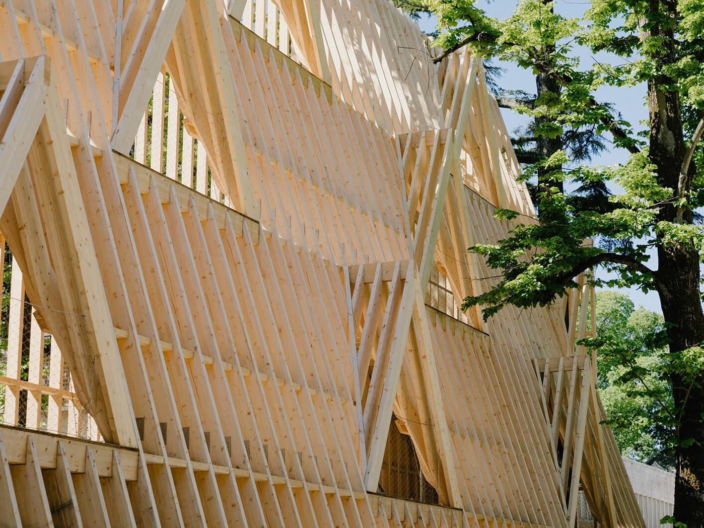 Holzkonstruktion mit traditionellen Elementen amerikanischer Häuser wie Gauben, Giebel und Veranda