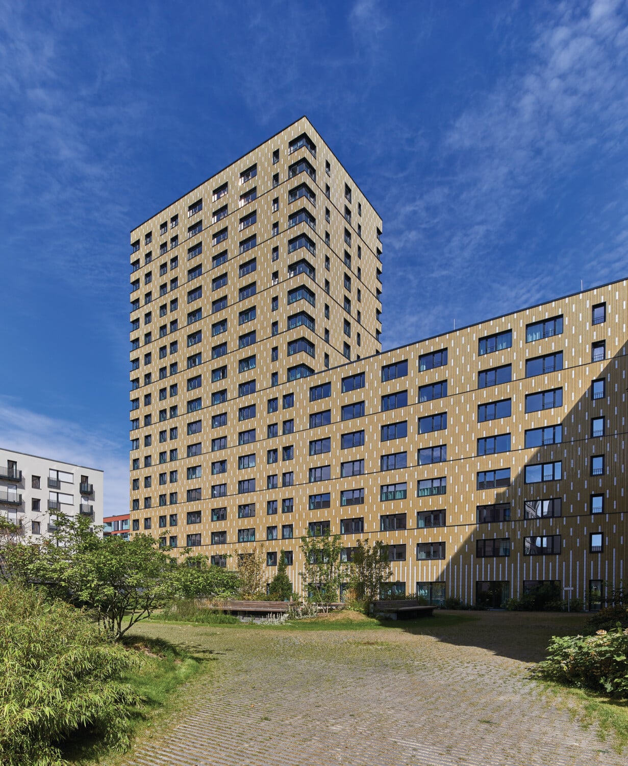 Der rückwärtige Teil des Fritztowers passt sich mit nur acht Geschossen der Nachbarbebauung an. 