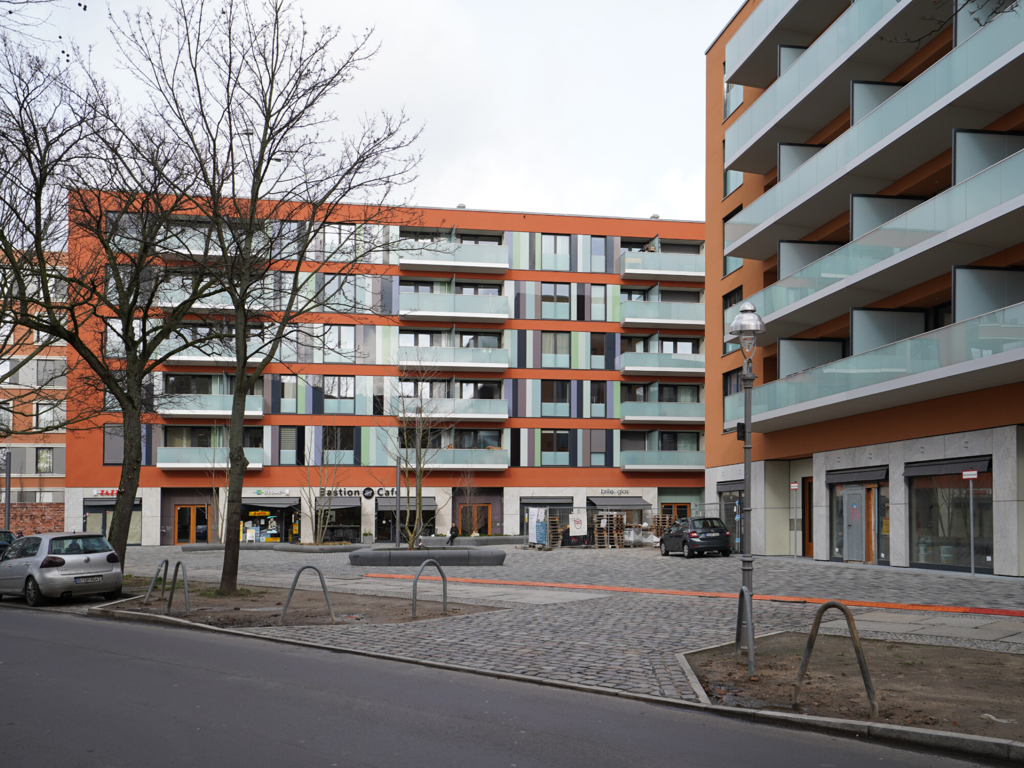 In den Erdgeschosszonen rund um den Platz sind kleine Geschäfte und Lokale angesiedelt.