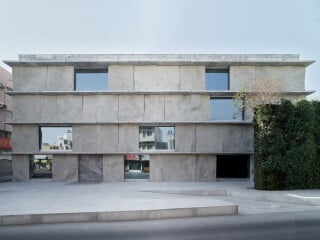 Für das Kunstarchiv Green Corner Building schuf das Studio Anne Holtrop eine Fassade, die aufgrund ihrer Materialität und Struktur an einen Steinbruch denken lässt.