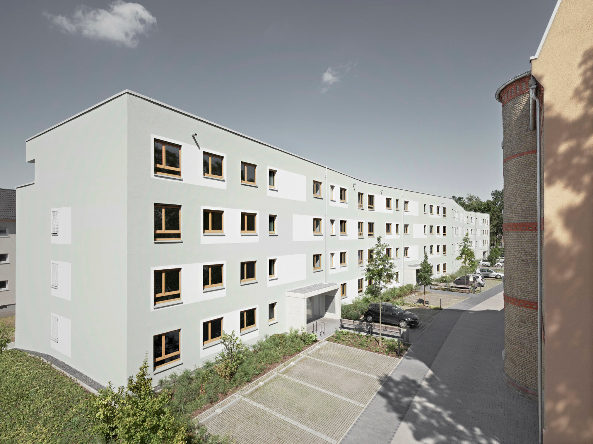 Geplant haben das Wohngebäude mit dem geknickten Gebäudevolumen.Christ.Christ. Architekten aus Wiesbaden.