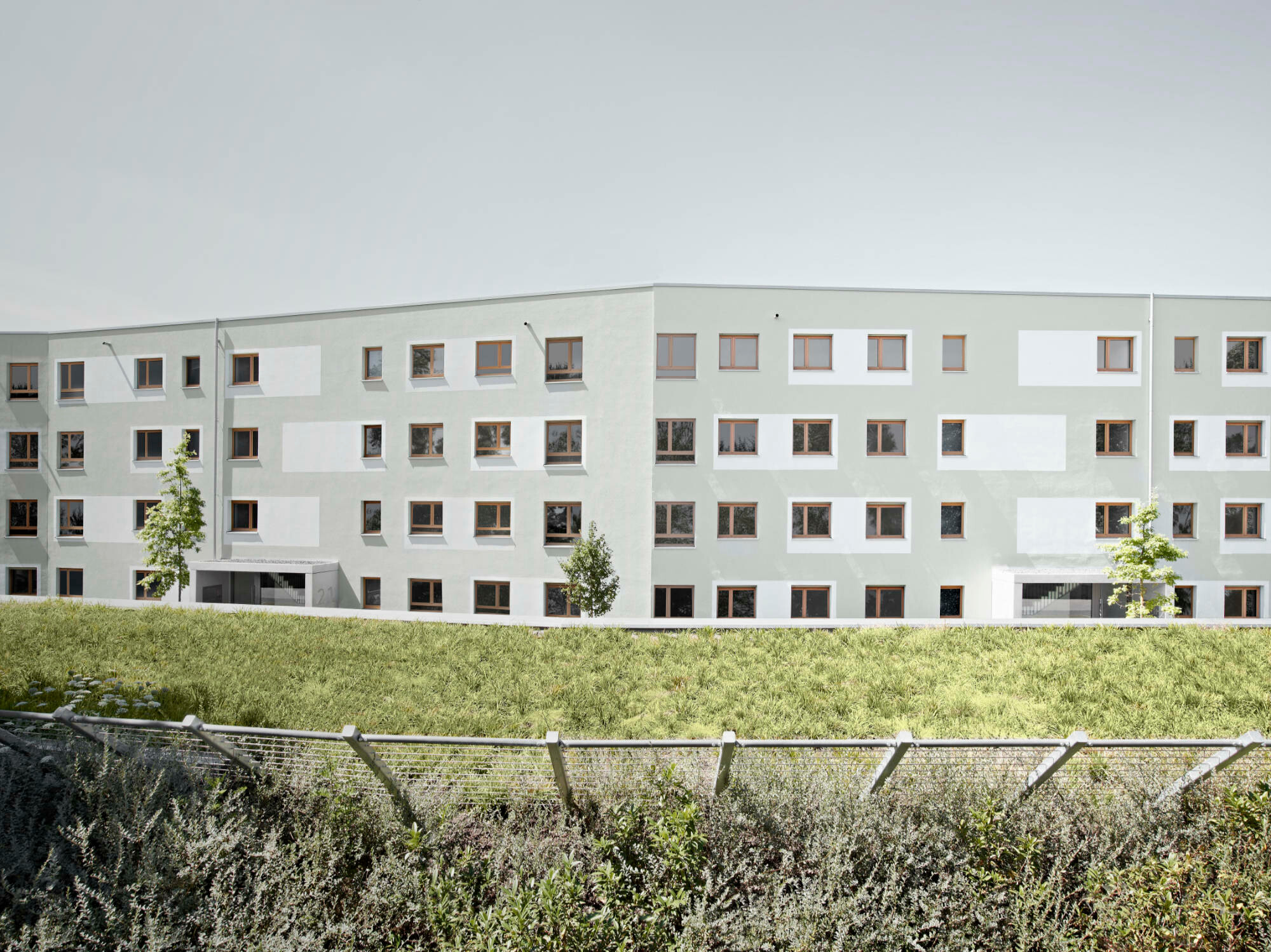 Insgesamt 64 Wohneinheiten (davon 40 geförderte Wohnungen) verteilen sich auf den über 100 Meter langen Baukörper