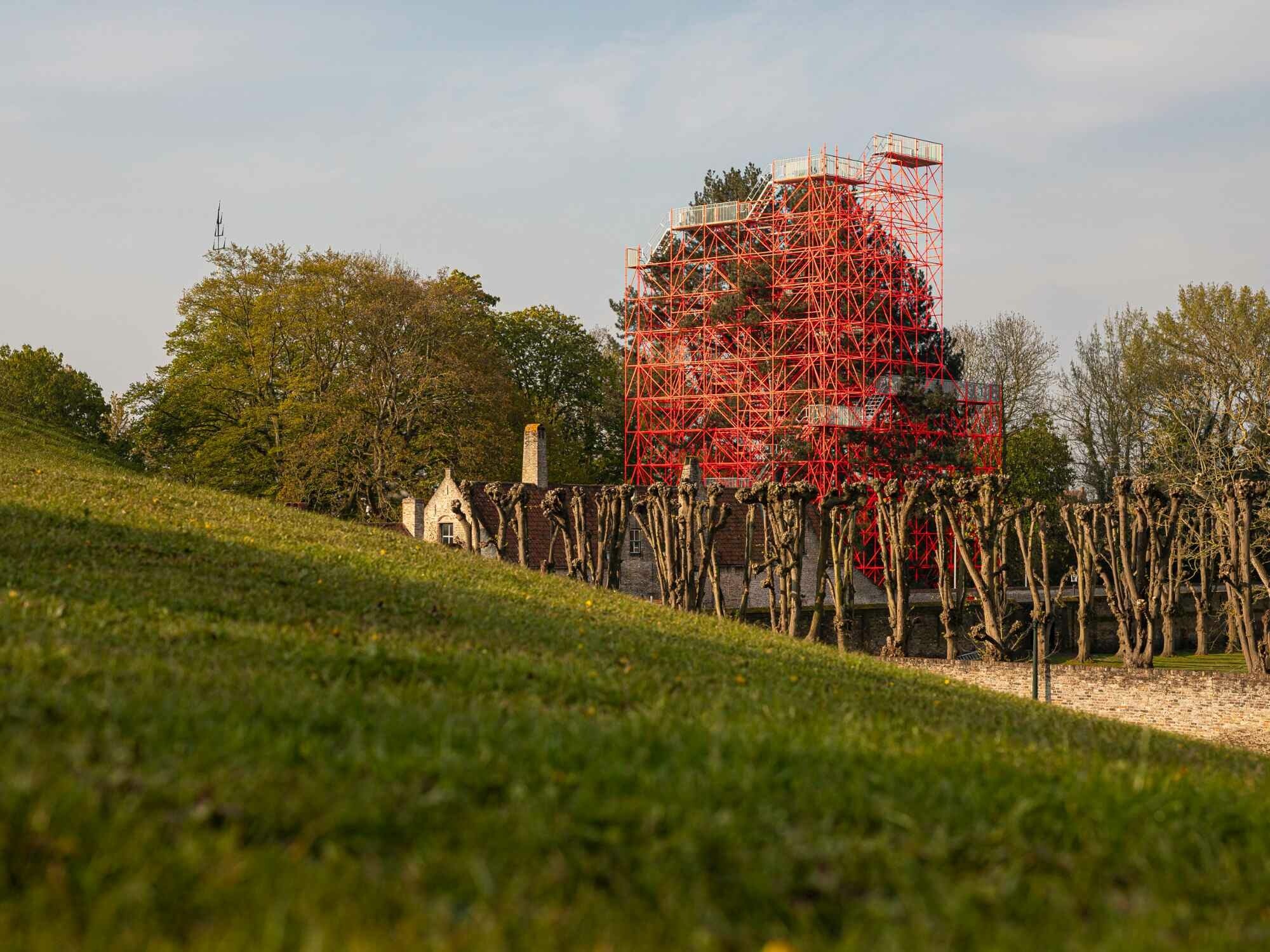 Héctor Zamoras Arbeit für die Triennale in Brügge sitzt im Garten des Museums Gezellehuis am Rande der Altstadt.