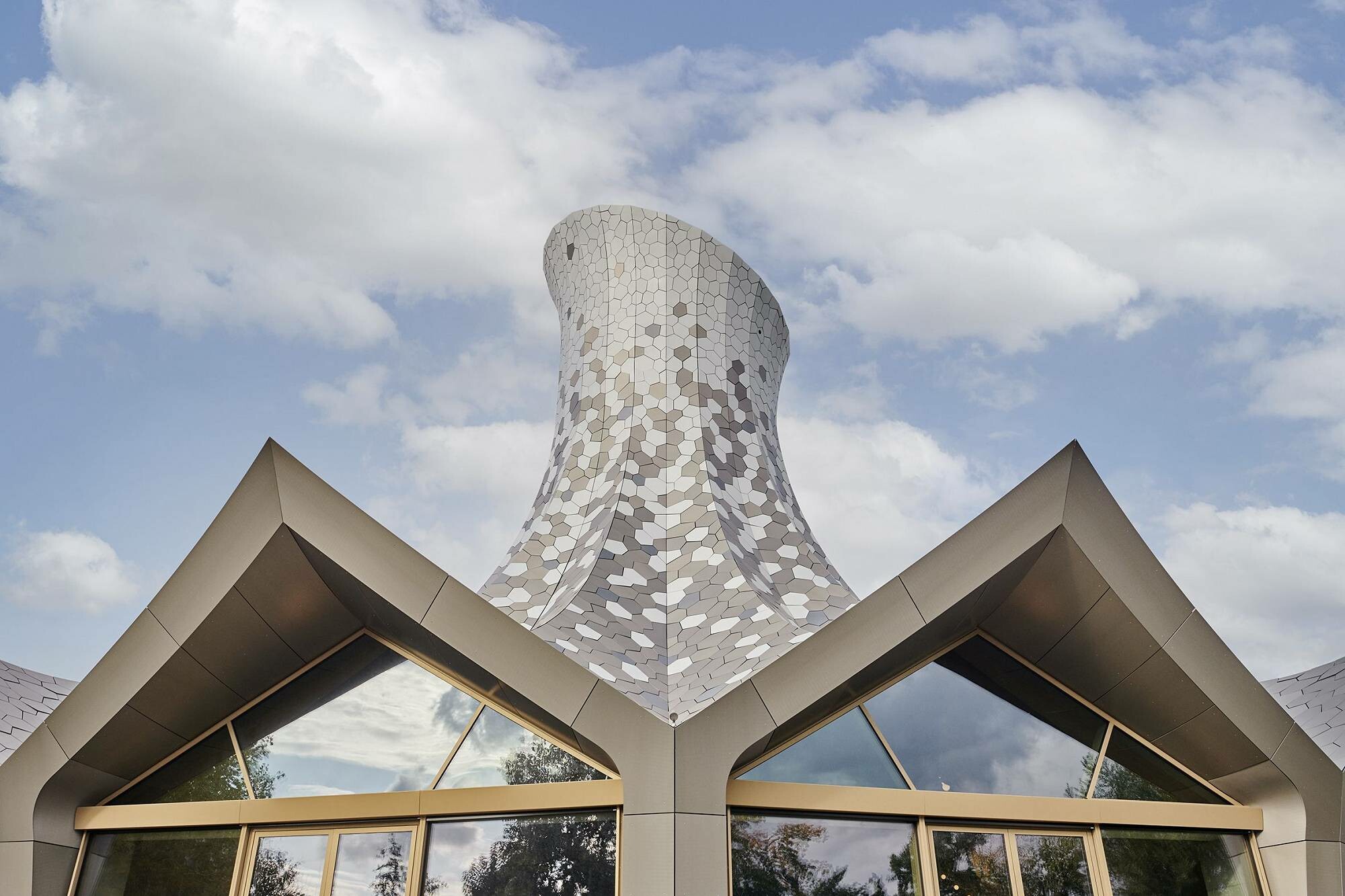 Entworfen wurde das Gebäude von Carlos Martinez Architekten aus Berneck. 
