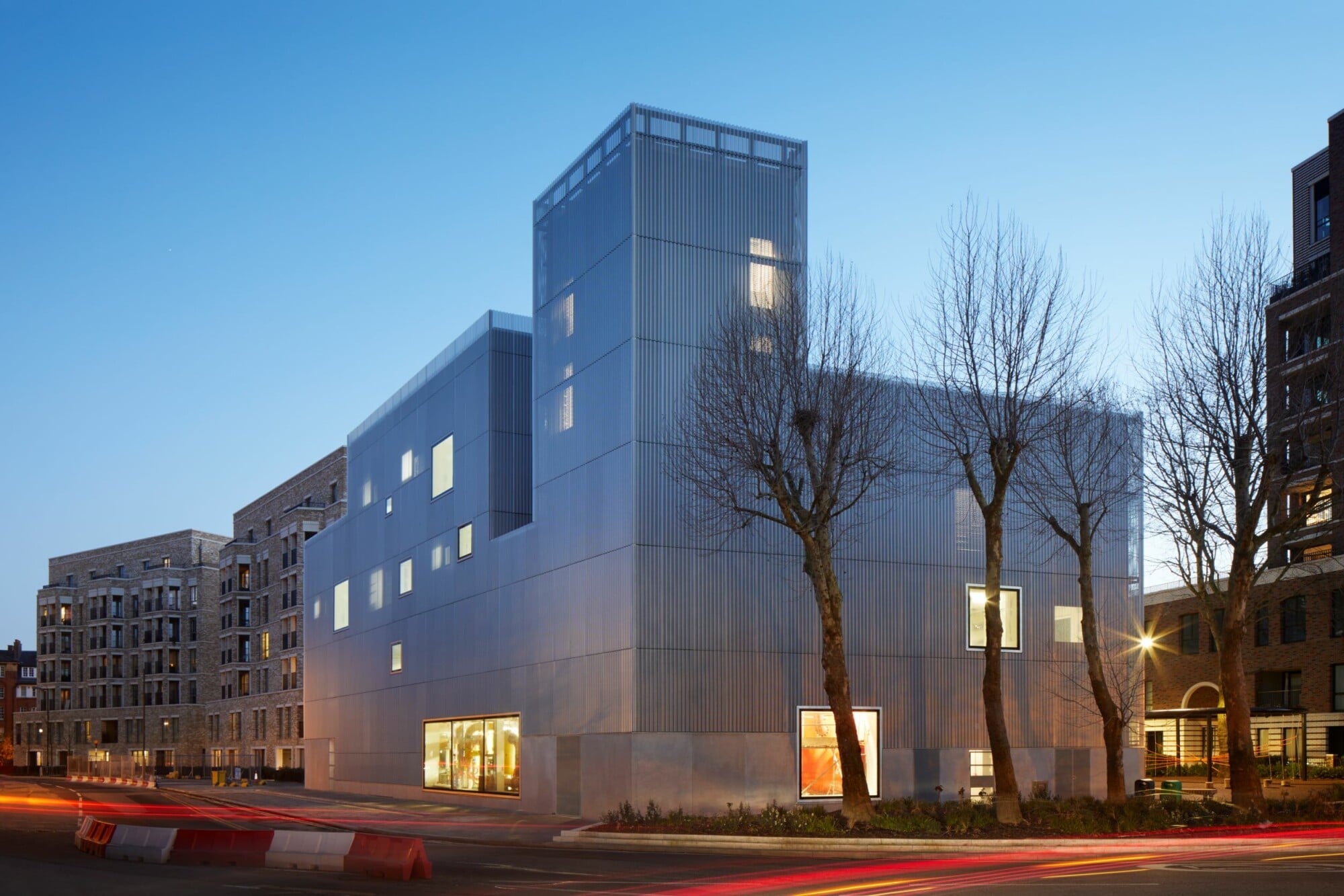 Das skulpturale, viergeschossige Gebäude vereint die ungewöhnliche Mischnutzung hinter einer Metallfassade.