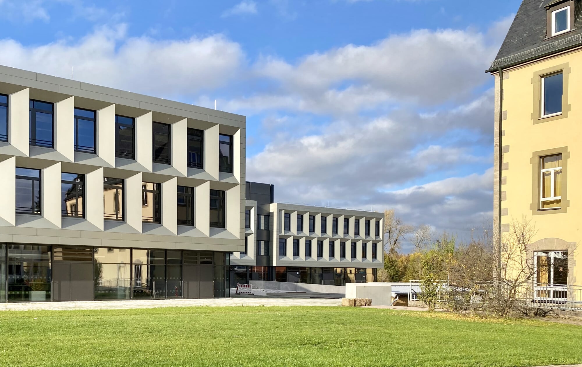 Einen wichtigen Beitrag zur Senkung des Energiebedarfs leistet auch die Gestaltung der Fassade aus Aluminium-Verbundplatten. 