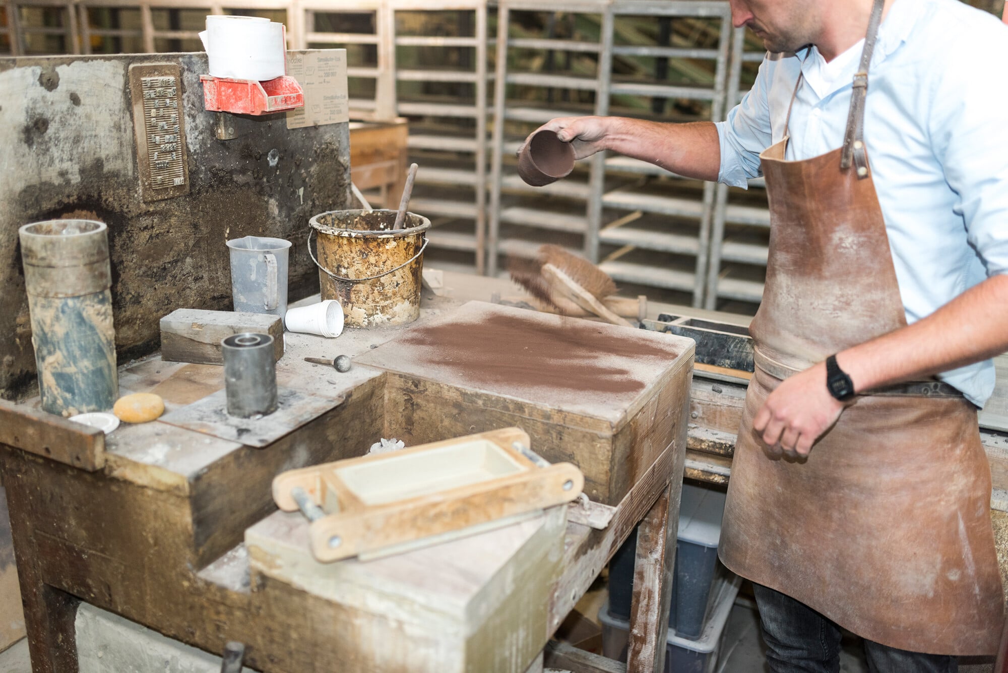 Die Rezeptur muss je nach Bauschutt angepasst werden – durch die großen Mengen an verarbeitetem Abfall ist aber die Herstellung einer großen Zahl an identischen Ziegeln möglich.
