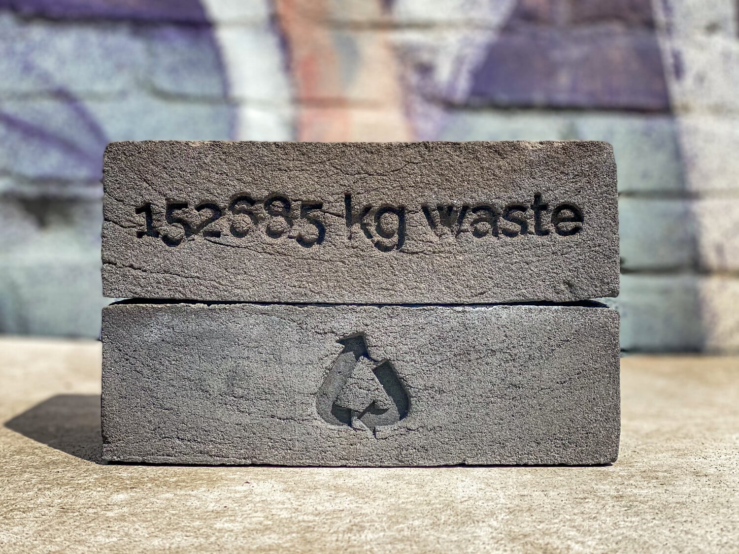 Das Unternehmen StoneCycling stellt aus Bauschutt neue Ziegel her, die sie WasteBasedBricks nennt.