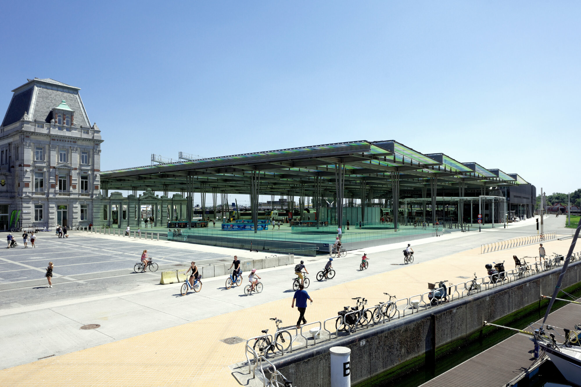 Unter dem neuen Vordach sind fast alle Verkehrsmittel vereint.