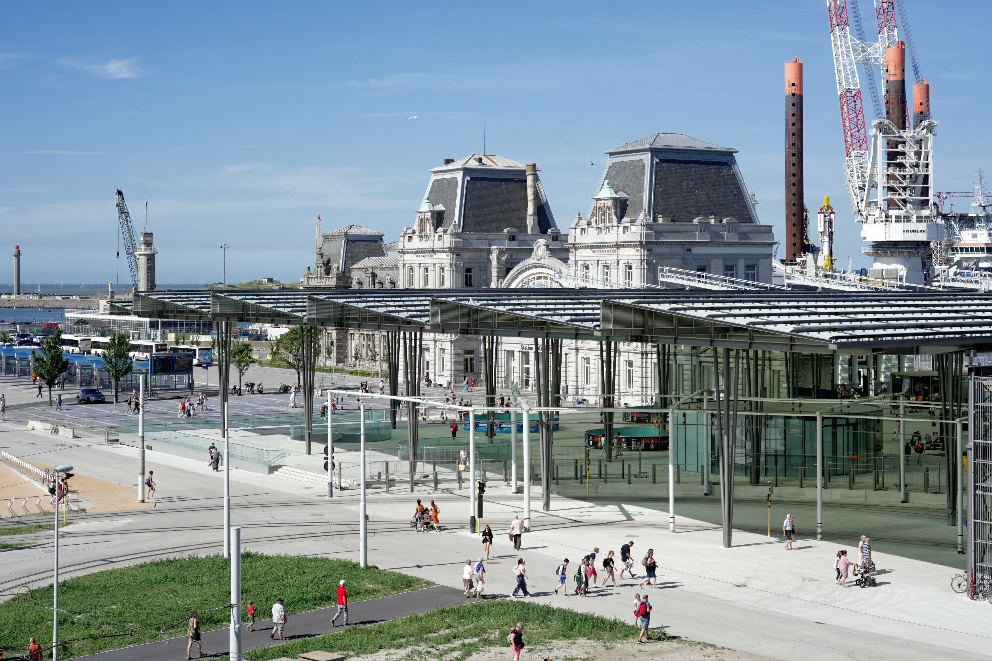 In unmittelbarer Nähe zur Nordseeküste gelegen, treffen am Bahnhof Reisende mit Zug, Tram, Bus, Fähre, Kreuzfahrtschiff, Fahrrad und Pkw aufeinander.
