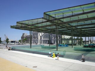 Im Zuge einer umfassenden Sanierung erhielt der historische Bahnhof Ostende nach Plänen von Dietmar Feichtinger Architectes ein neues Layout mit ausgedehntem Bahnhofsvordach.