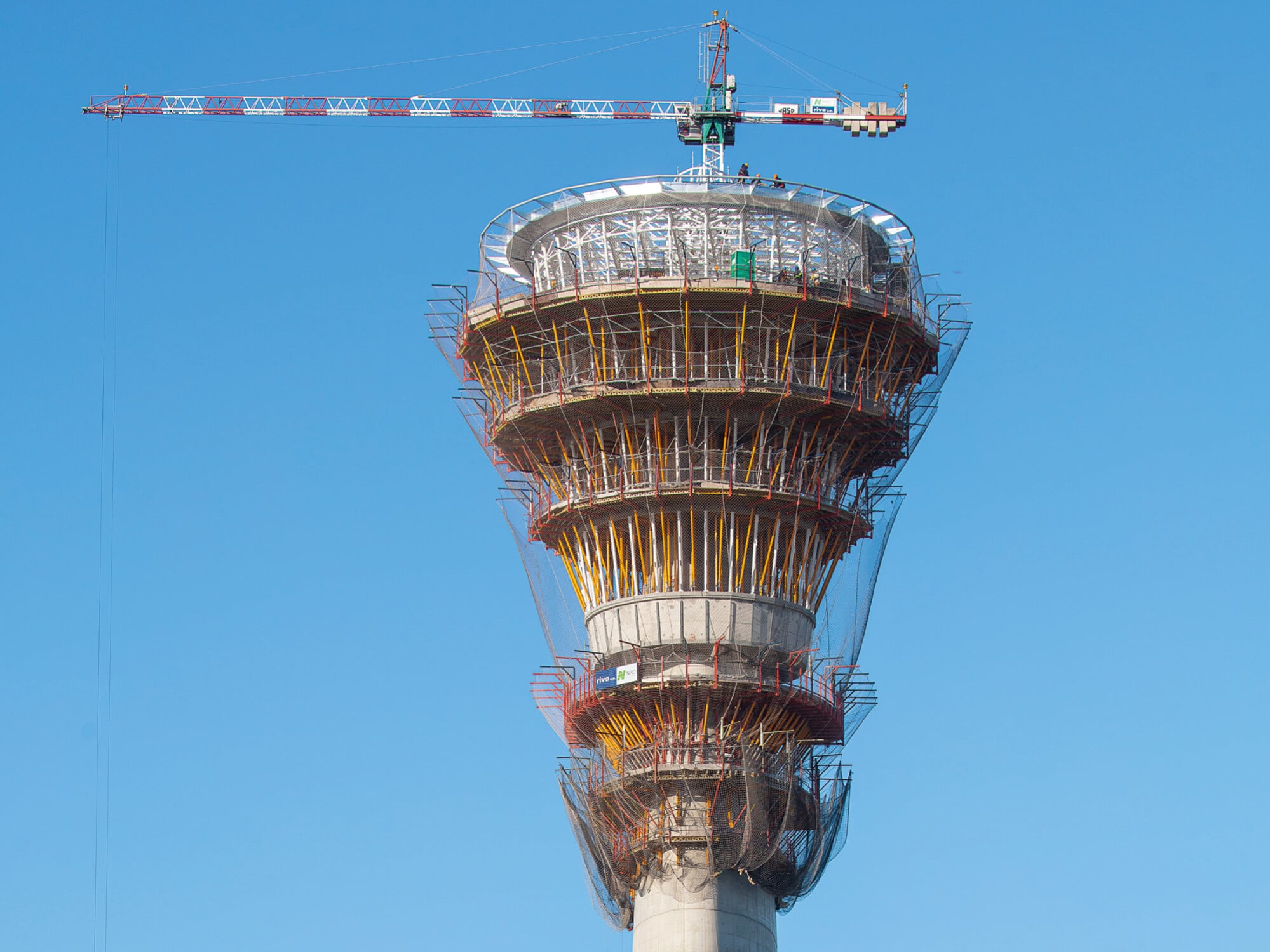 Der neue Tower des Flughafens Buenos Aires bei Ezeiza im Bau: Mit Antenne misst der Turm nach Fertigstellung 108 Meter.