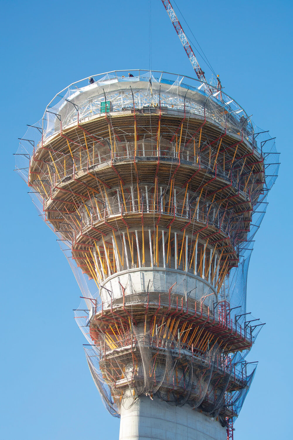Der Turmschaft ist nach dem Rohr-im-Rohr-Prinzip konstruiert.