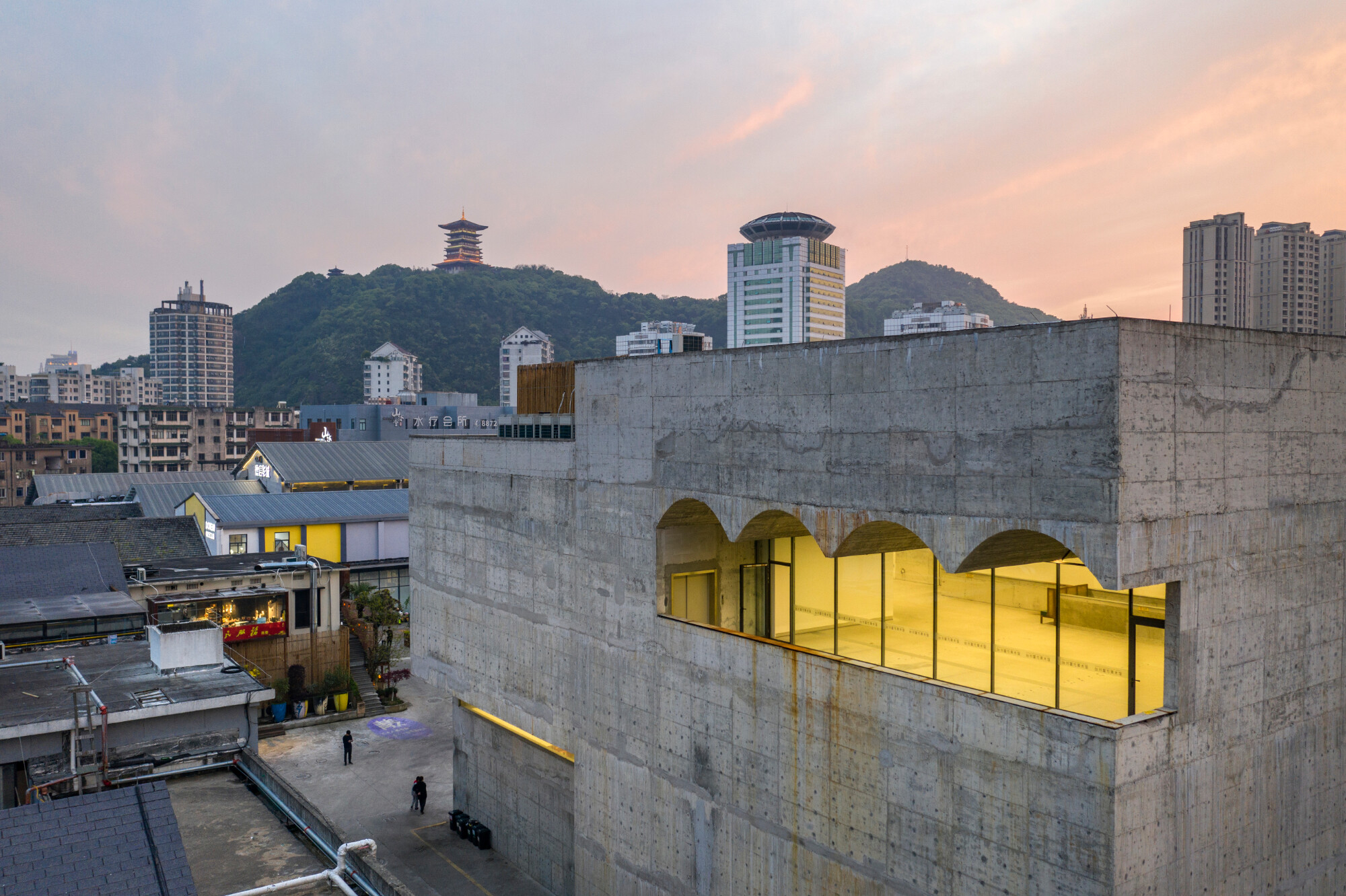Die landschaftlichen Erhebungen, die die im Yangtzedelta gelegene Stadt prägen, formen ein Gegenüber für das neue Museum.