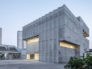 Das neue Museum für zeitgenössische Kunst in Taizhou befindet sich auf einem ehemals industriell genutzten Areal, das vor allem zur Lagerung von Getreide genutzt wurde.