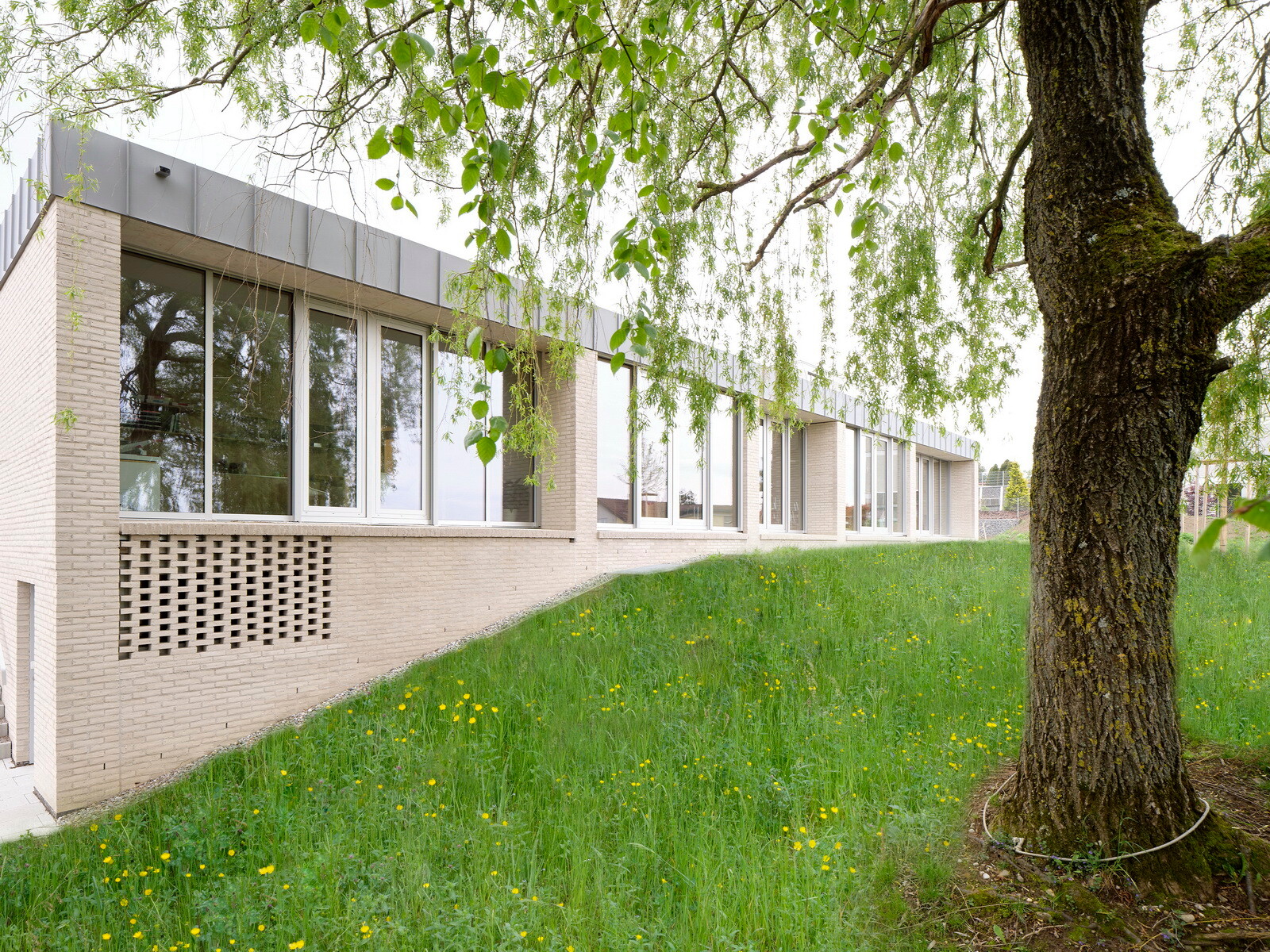 Von Westen oder Osten aus gesehen wirkt das Gebäude wie ein eingeschossiger Pavillonbau.