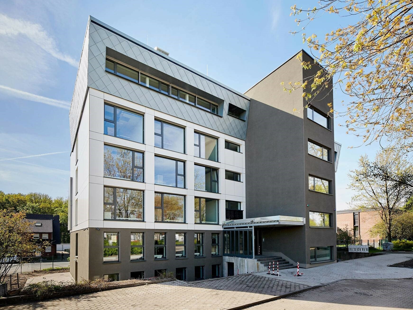 Wie neu errichtet präsentiert sich der umgebaute und sanierte Firmensitz des Dämmstoffeherstellers Rockwool in Gladbeck.