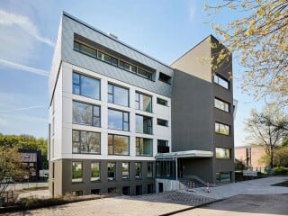 Wie neu errichtet präsentiert sich der umgebaute und sanierte Firmensitz des Dämmstoffeherstellers Rockwool in Gladbeck.