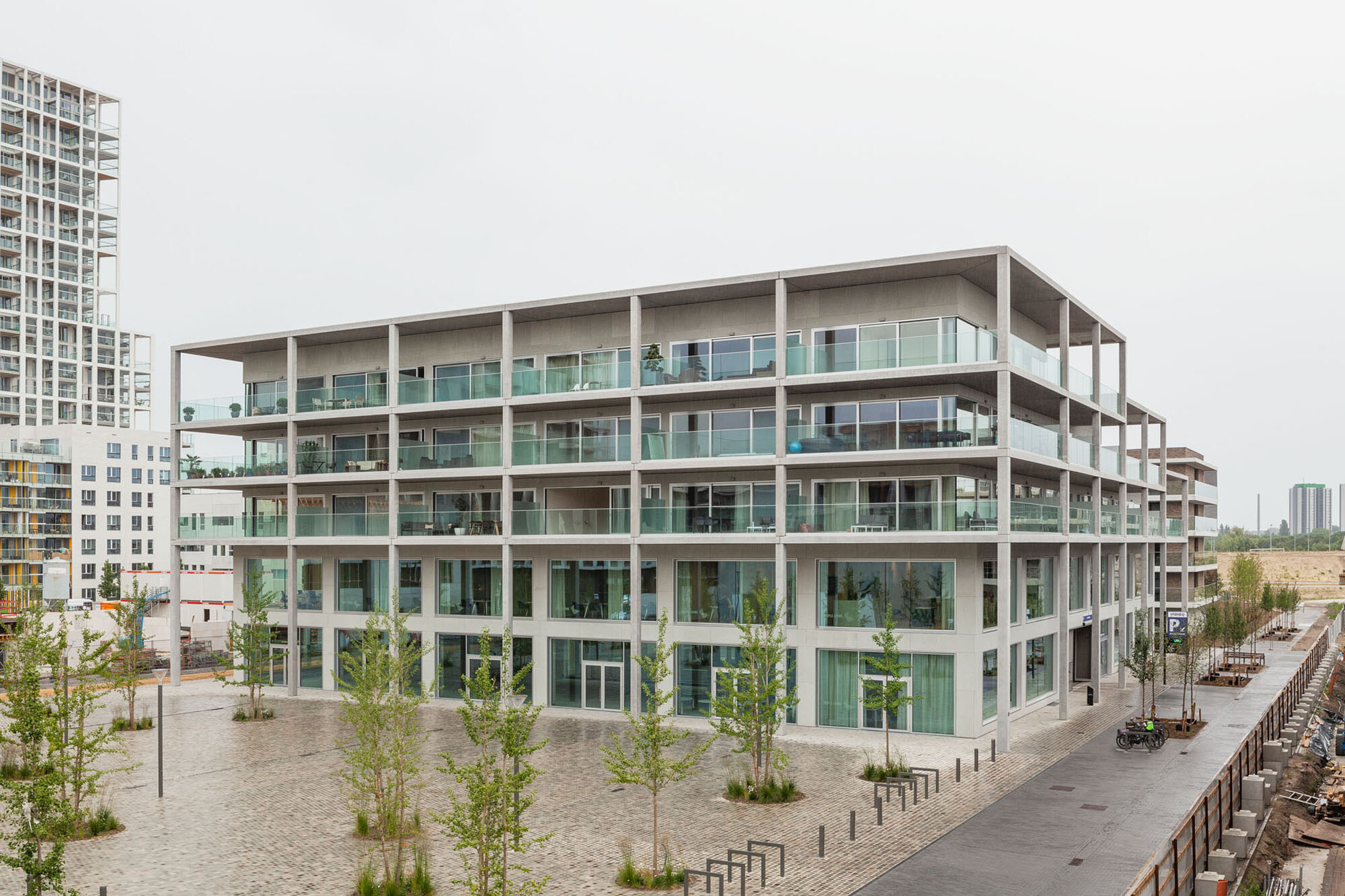 Der drei- bis fünfgeschossige Quartiersblock öffnet sich allseitig zum öffentlichen Raum.