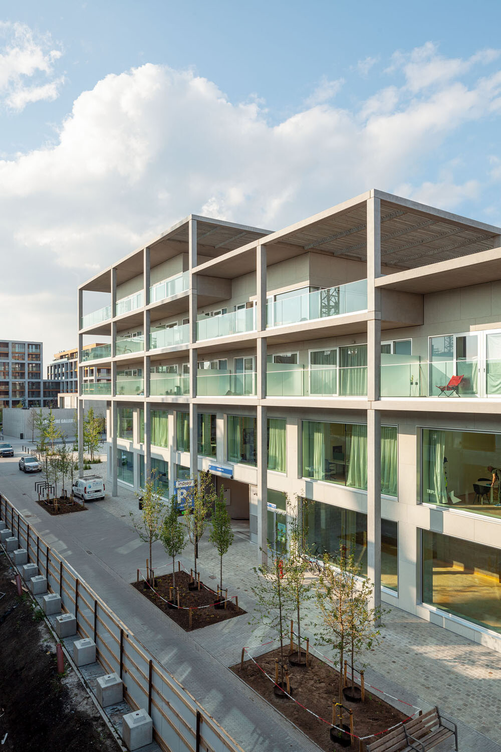 Das Projekt fügt sich in eine Reihe architektonisch anspruchsvoller Bauten, etwa von Stefano Boeri, Max Dudler oder Baumschlager Eberle.