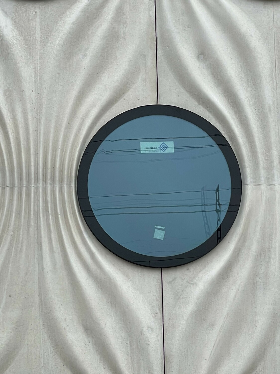 Zwar unterscheiden sich die Glasaufbauten im Grunde nicht, je nach Ausrichtung weisen die Fenster dank spezieller Beschichtungen und Verglasungen unterschiedliche bauphysikalische Eigenschaften auf. 