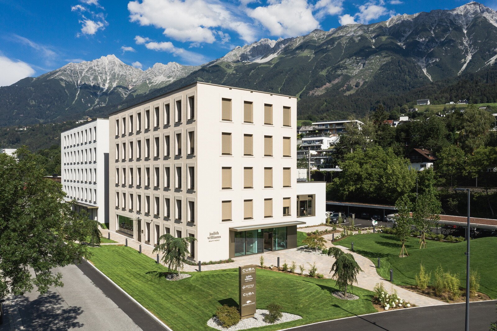 Mit ihrem Entwurf eines Büro- und Logistikensembles wollten ATP Architekten Ingenieure einen Gegensatz schaffen, der vor der Innsbrucker Bergkulisse einen klaren urbanen Standpunkt einnimmt. 