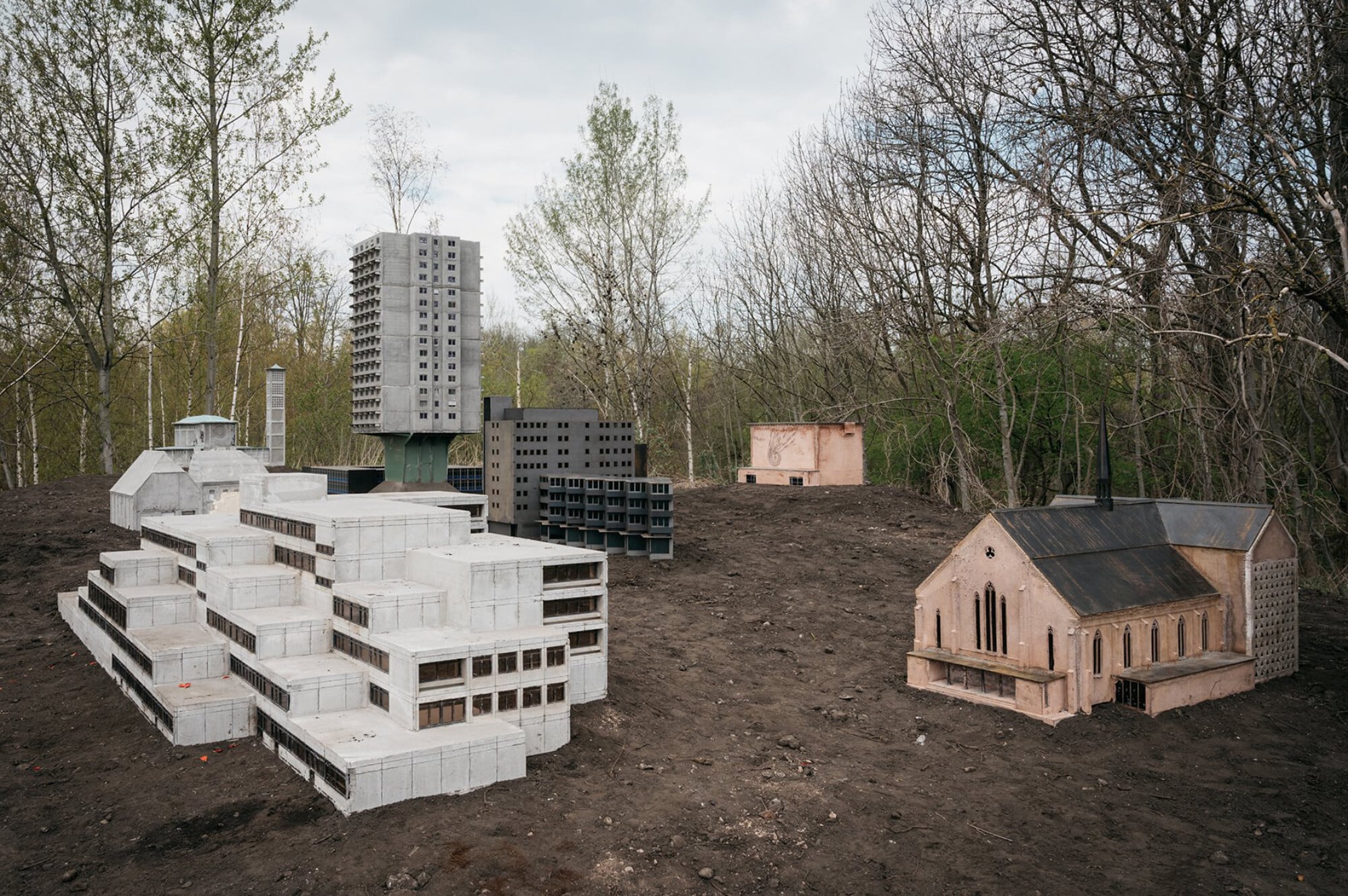 Die Modelle für die fiktive Stadt entstanden im Maßstab 1:25 aus Beton und Stahl.