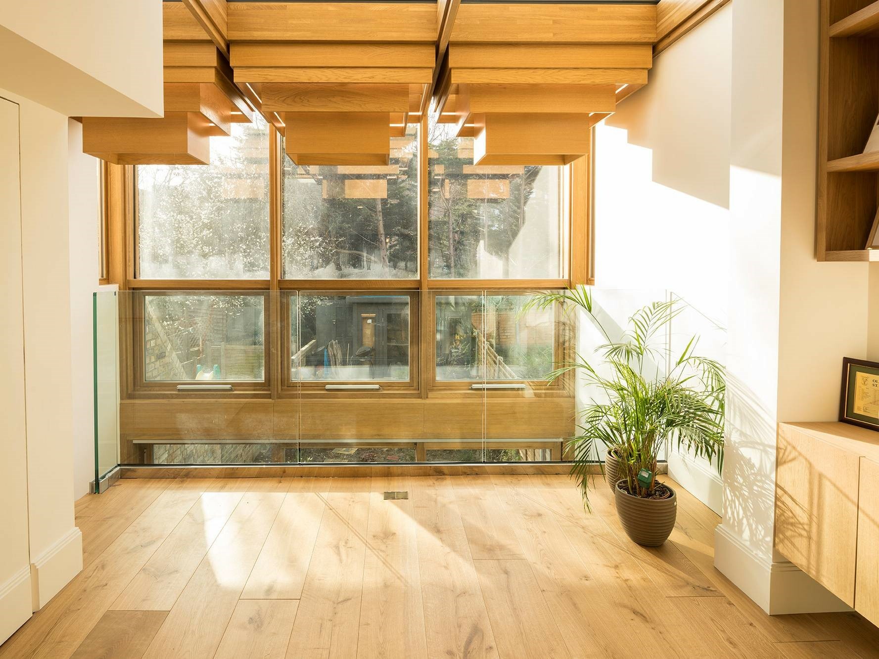Das nur knapp fünf Meter breite jedoch viergeschossige Reihenhaus in in der Londoner Stroud Green Road wurde nach Plänen von Satish Jassal saniert, neu organisiert und mit einem gartenseitigen Wohnwintergarten erweitert.