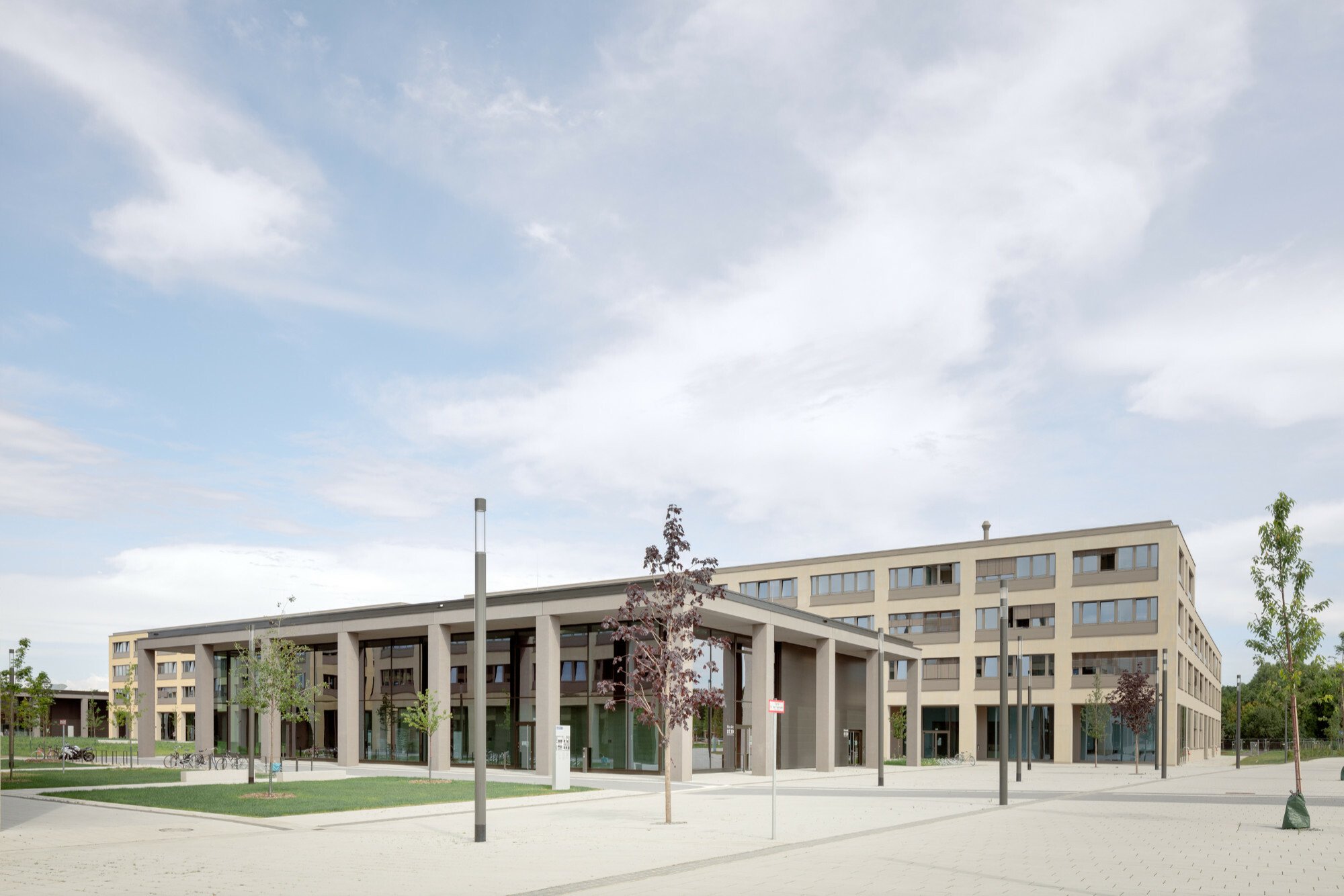 Eingang zum Campus Maschinenbau Garbsen, den das Münchner Architekturbüro Auer Weber auf Basis eines Masterplans von Ortner und Ortner entwickelte.