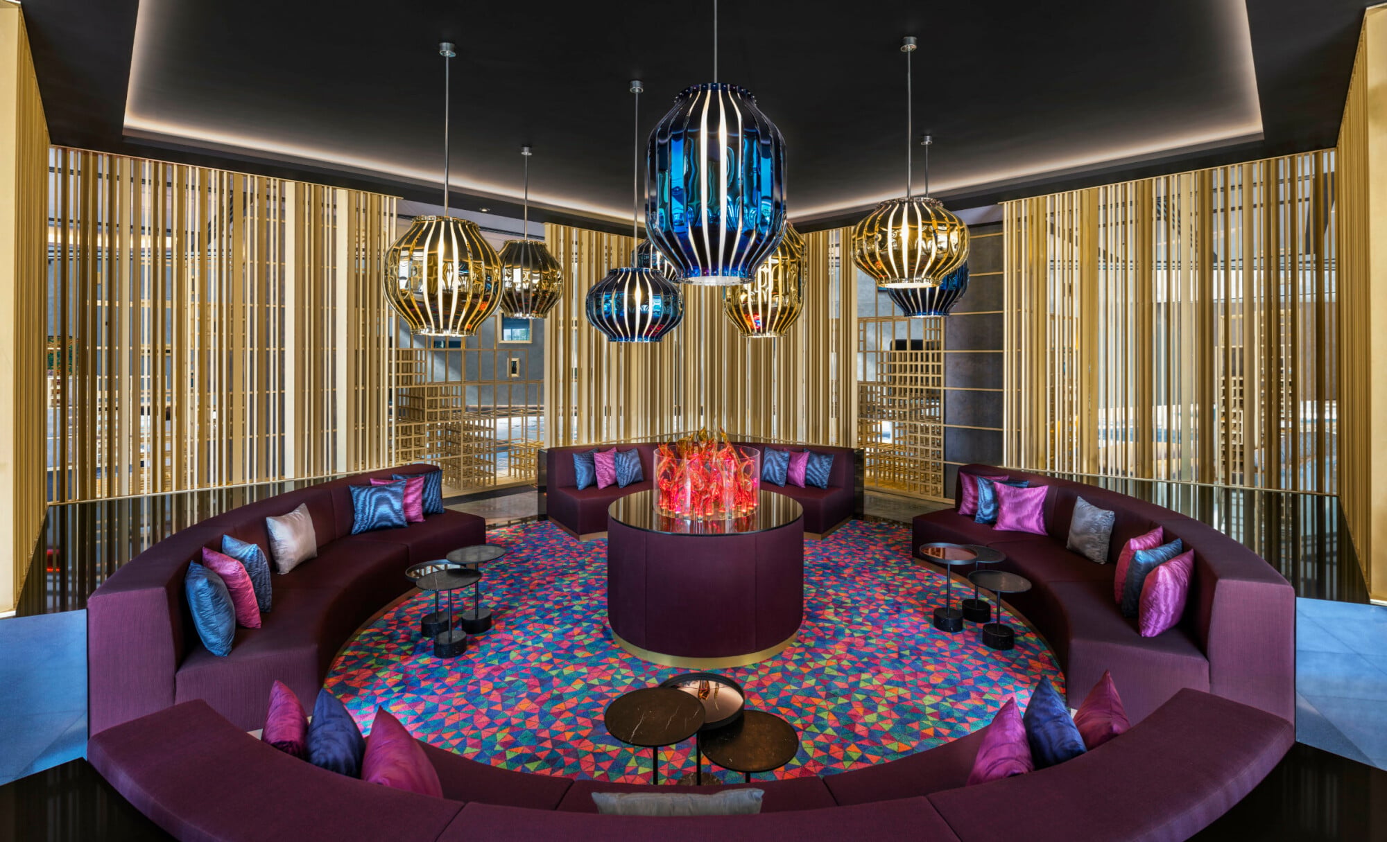 Der Innenbereich des Hotels W in Dubai wartet mit kräftigen Farben, lebhaften Blumenprints und einer Ornamentik auf, die von der arabischen Kultur inspiriert ist.