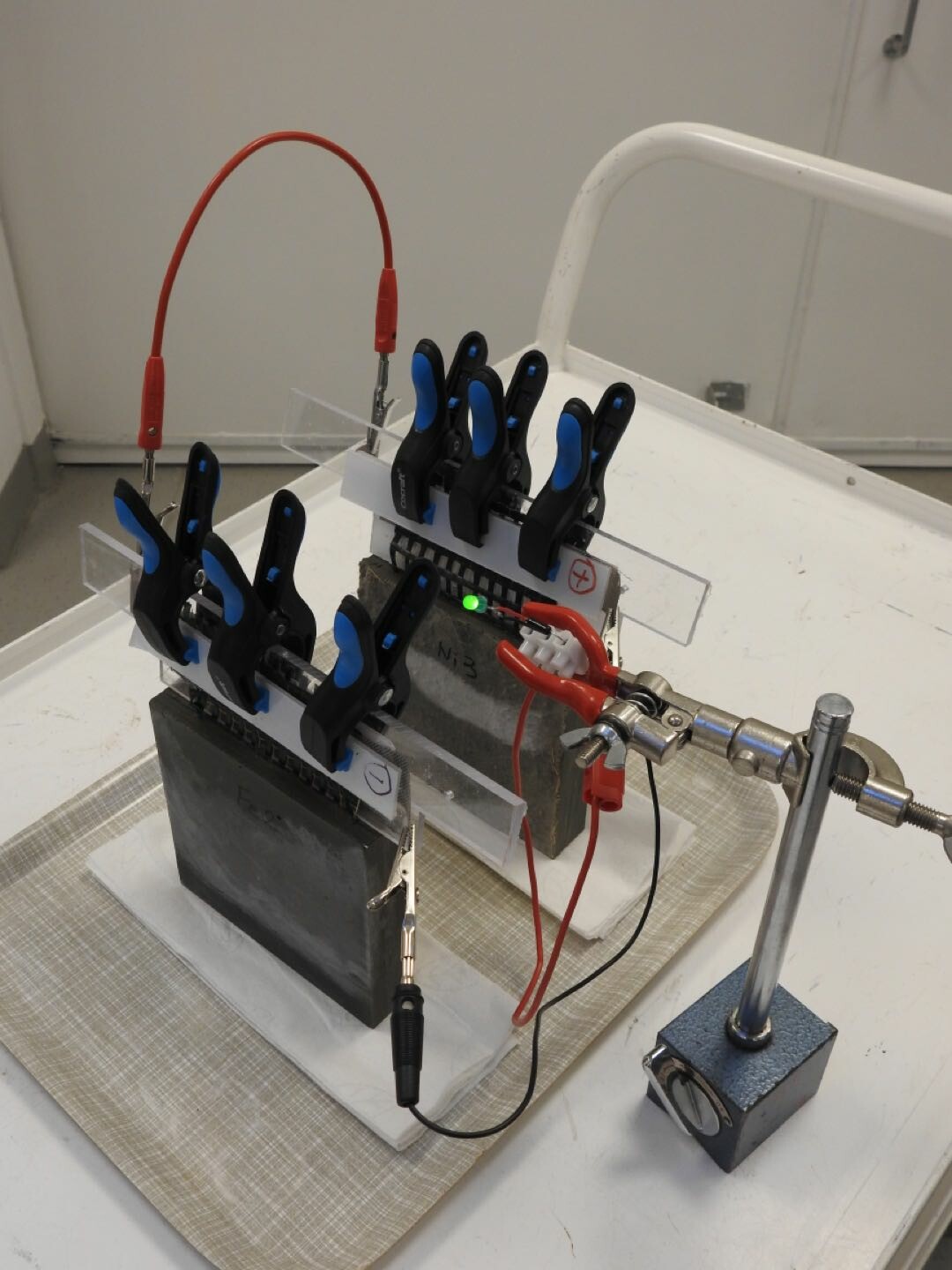 Prototyp der wiederaufladbaren Betonbatterie