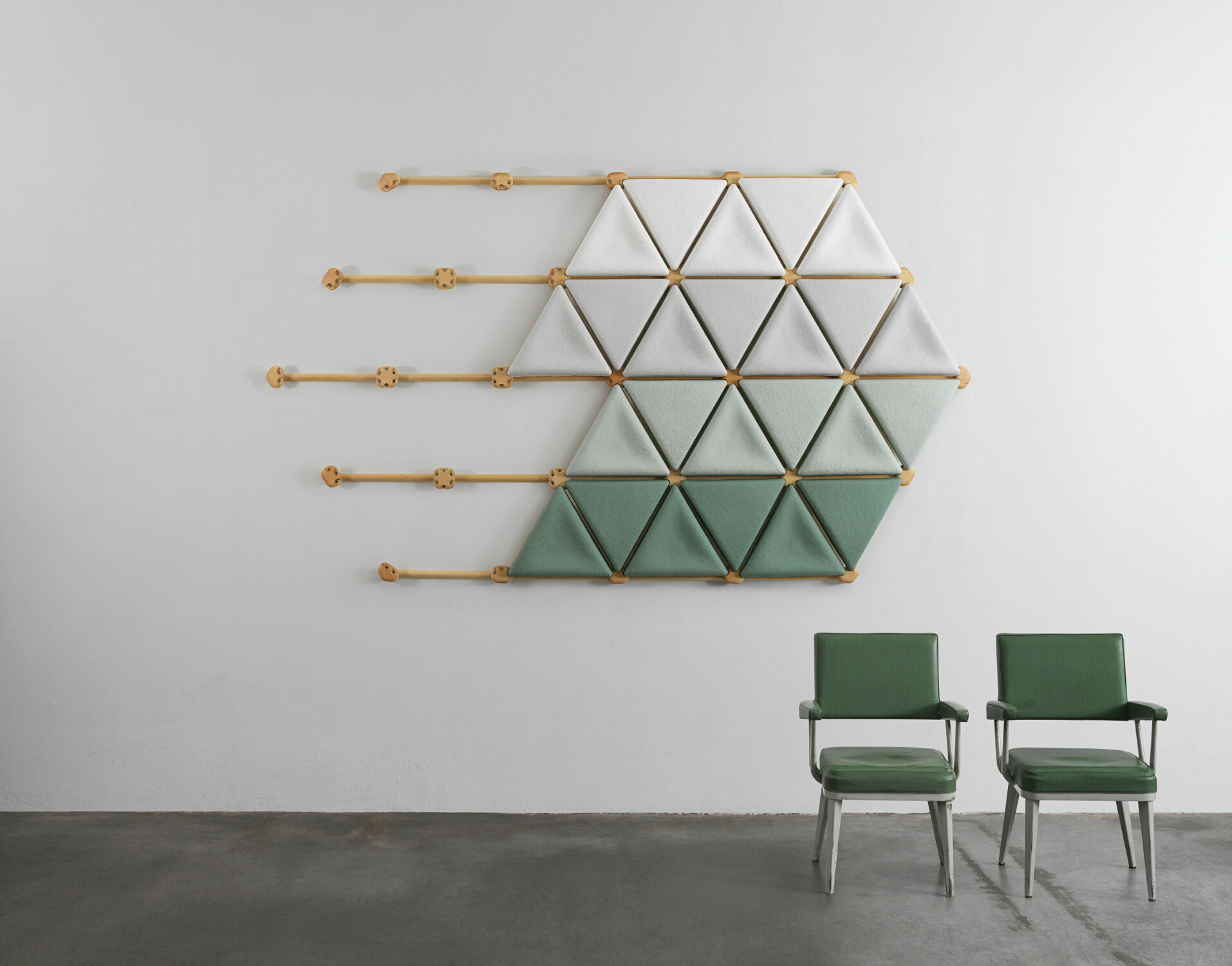 Die dreickeckigen Module mit den Maßen 46 x 40,60 x 6,30 cm sind in einer konvexen und einer konkaven Variante sowie in zahlreichen natürlichen Farbtönen erhältlich. Mit Magneten werden diese Paneele auf einer hölzernen Unterkonstruktion befestigt, die direkt an die Wand montiert wird.
