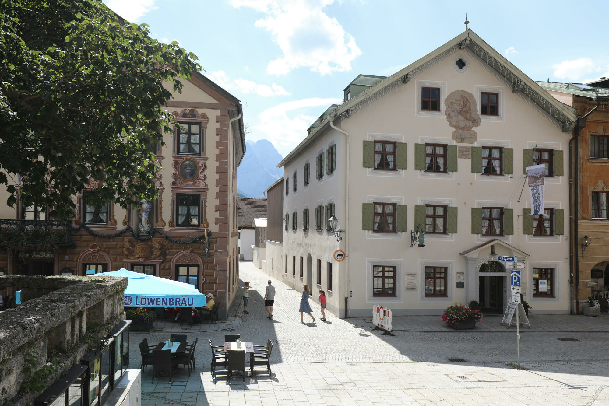 Es ist ein Ausstellungshaus der regionalen Besonderheiten: Originale Bauernstuben, Trachten- und Schmucksammlungen, religiöse Volkskunst, aber auch die Werke lokaler Kunstschaffender sind im Museum Werdenfels in Garmisch-Partenkirchen zu besichtigen.