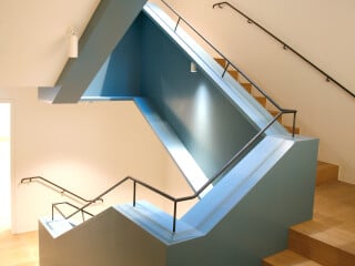 Durch Aufstockung eines ehemaligen Stallgebäudes und einen Anbau erweiterten die Architekten von Atelier Lüps das Museum Werdenfels.