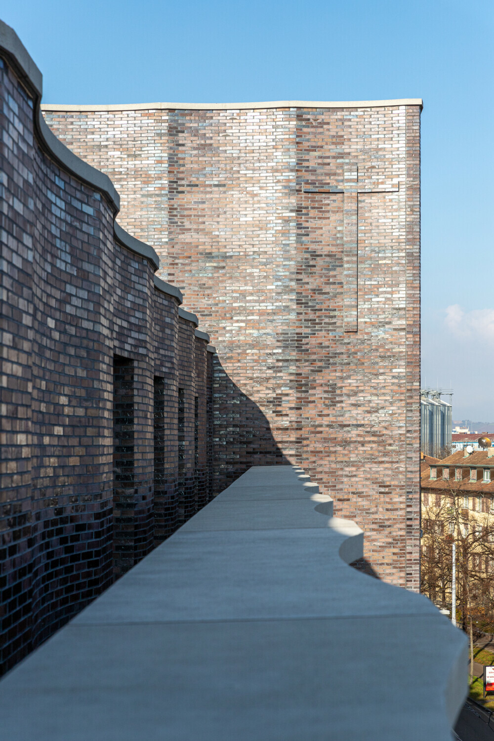 Die Klinkerfassade ist durch konkave und konvexe Formen strukturiert.