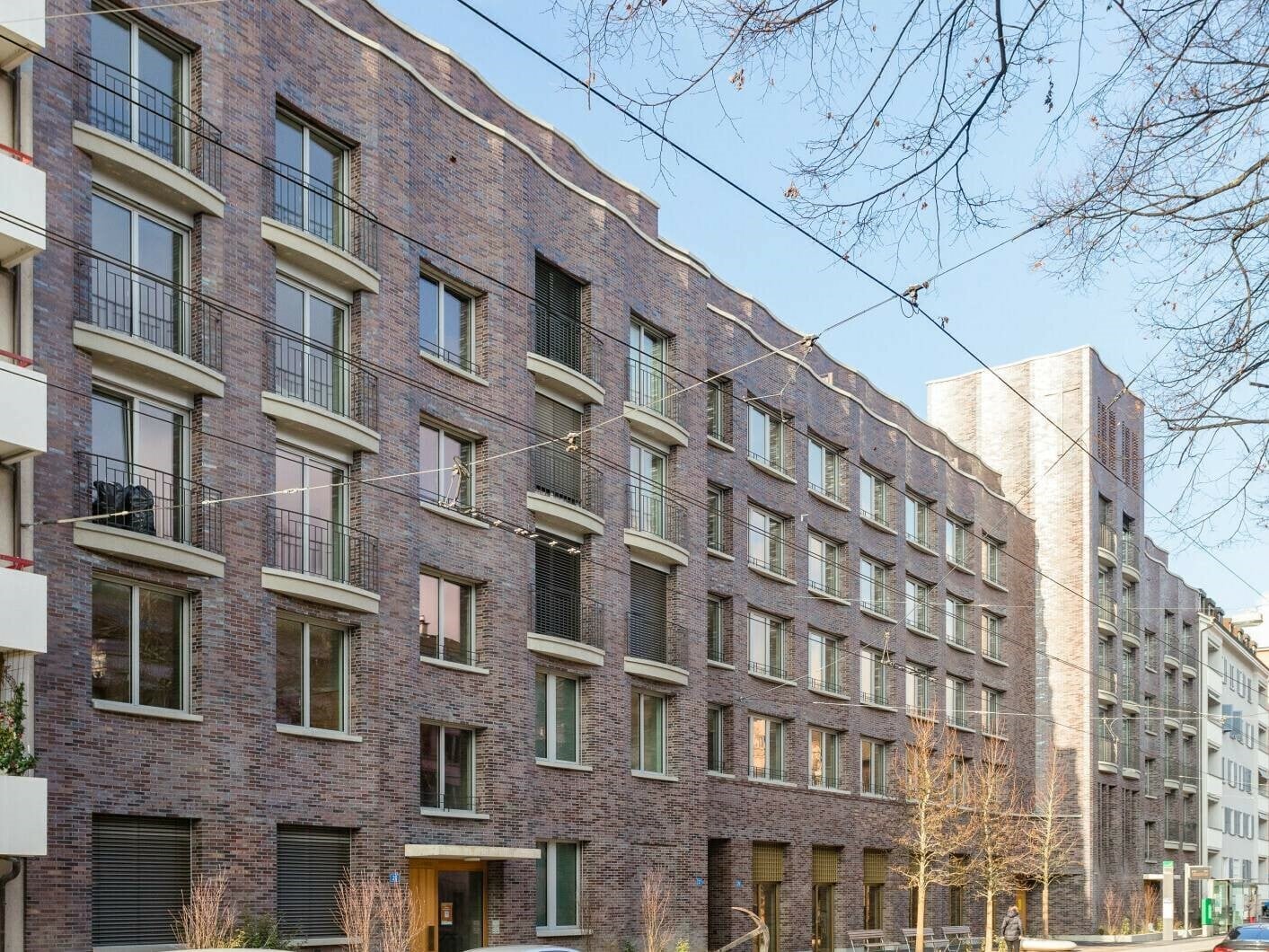 Das neue Kirchenzentrum St. Christophorus in Basel vereint Kapelle, Saal, Vereinsräume, Kindergärten, Alterswohnungen und Mietwohnungen unter einem Dach.
